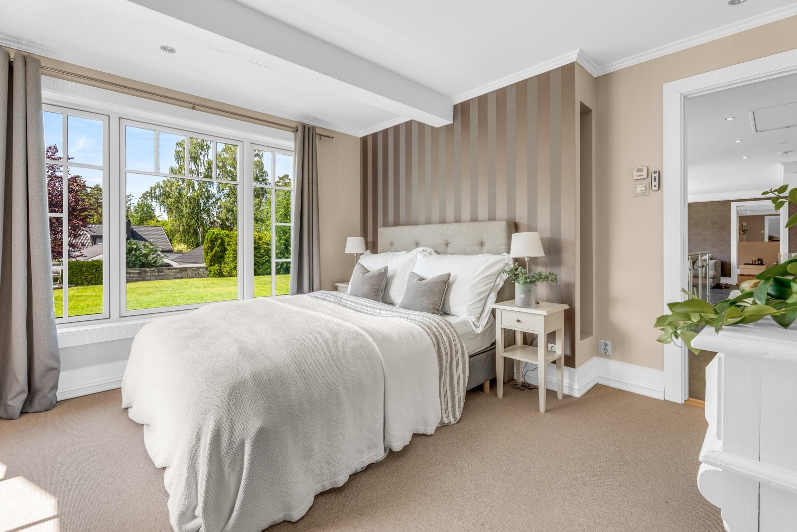 Etasjens andre soverom er også av god størrelse med hyggelig utsyn over hagen Galleribilde