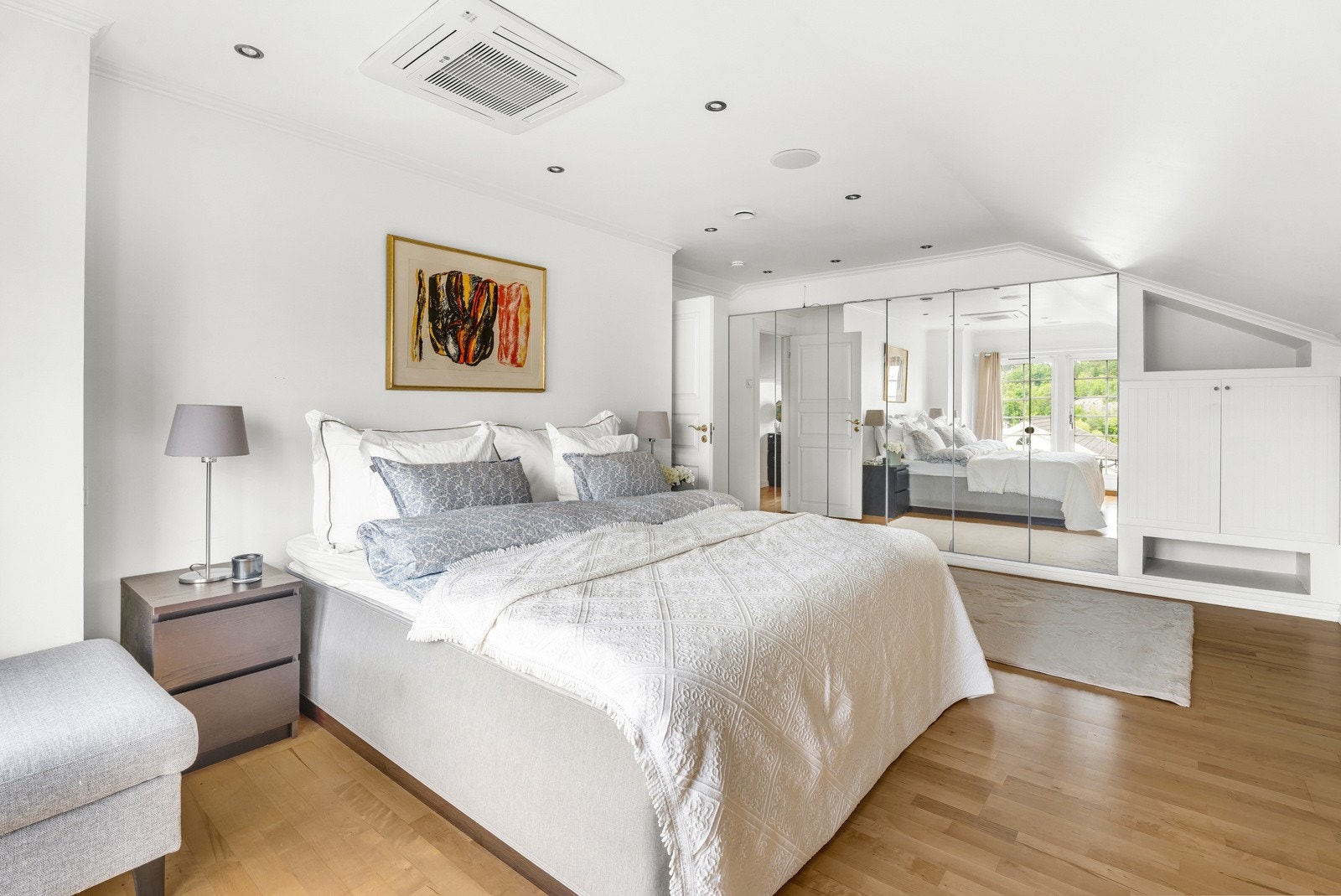 Soverom i 2. etasje med god plass til dobbeltseng, garderobe og annet møblement Galleribilde