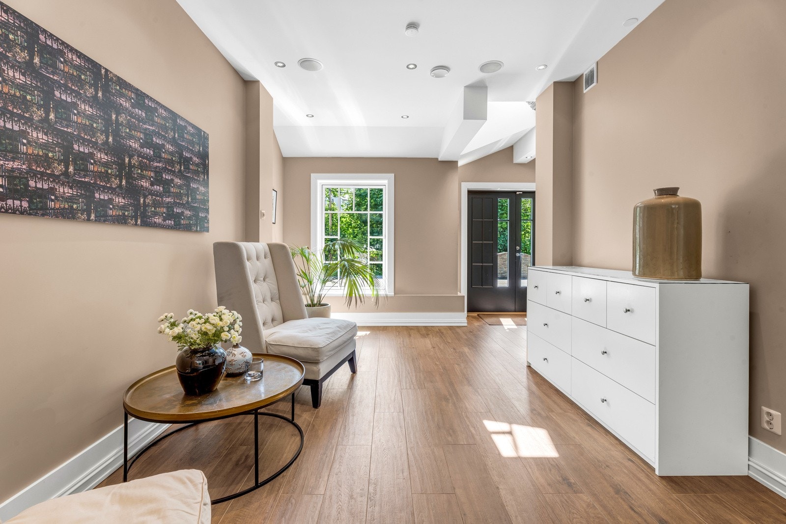 Romslig og representativ hall Galleribilde