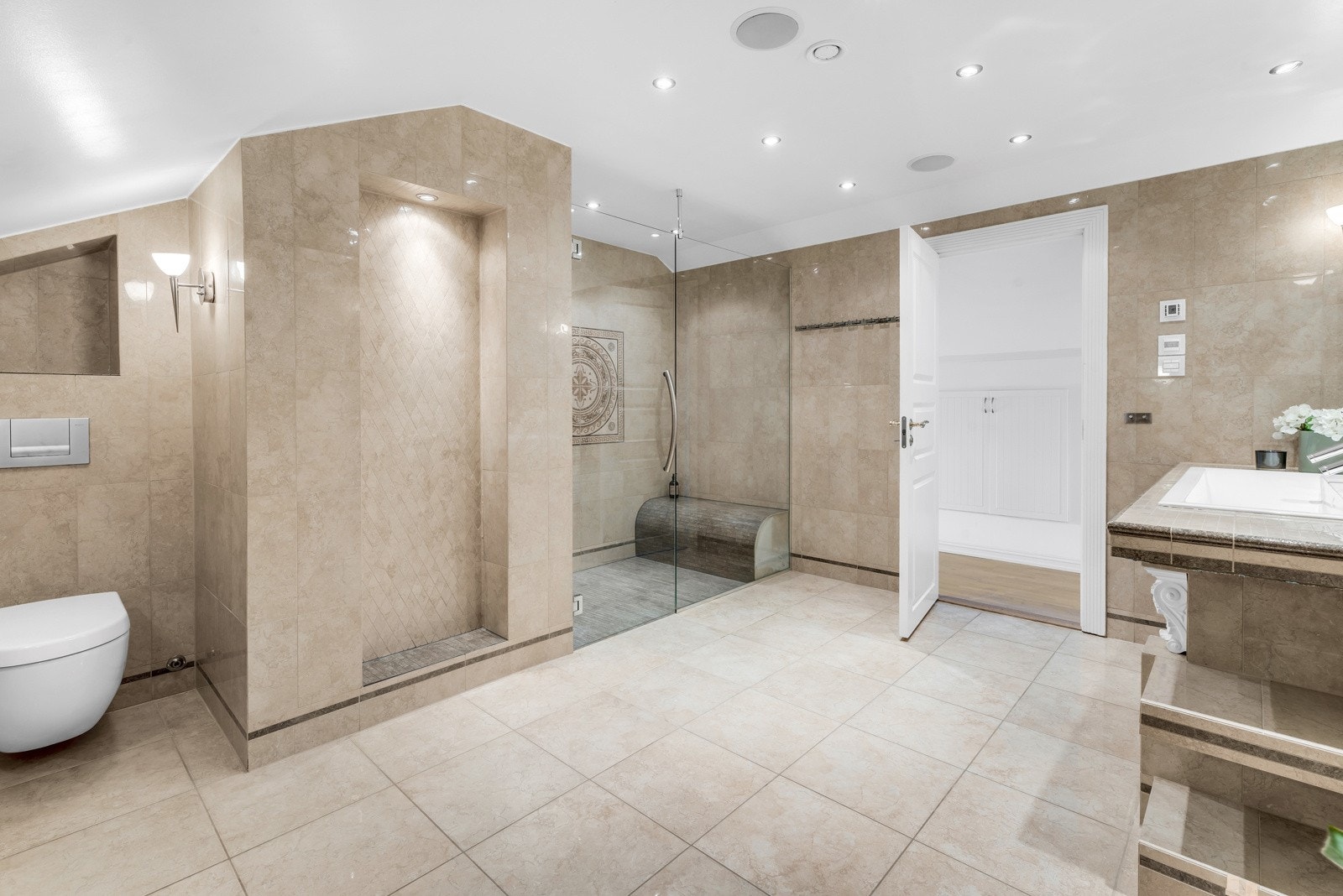 Flott og romslig flislagt bad Galleribilde