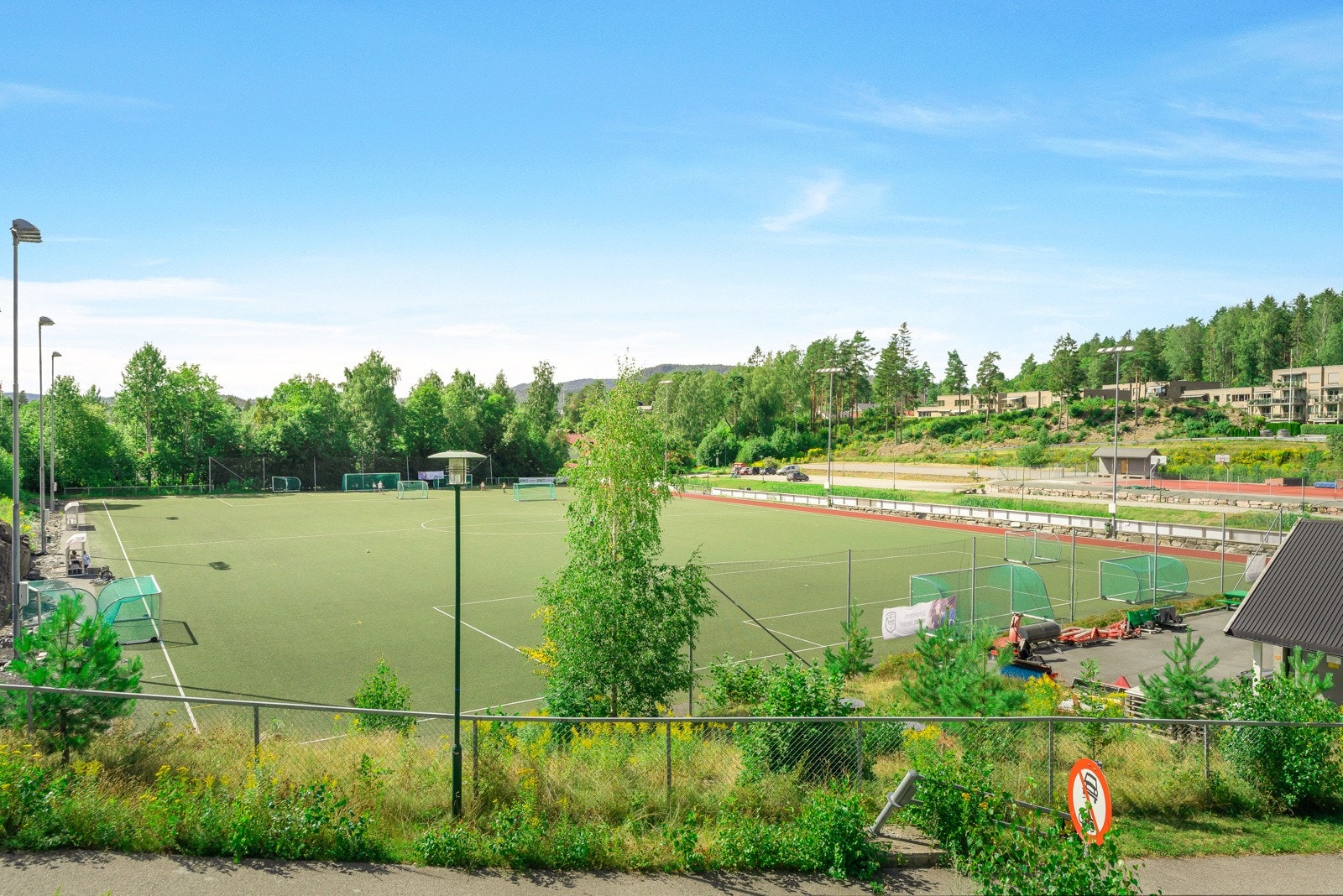 Kort vei til Nesøyas lokale fotballbane Galleribilde