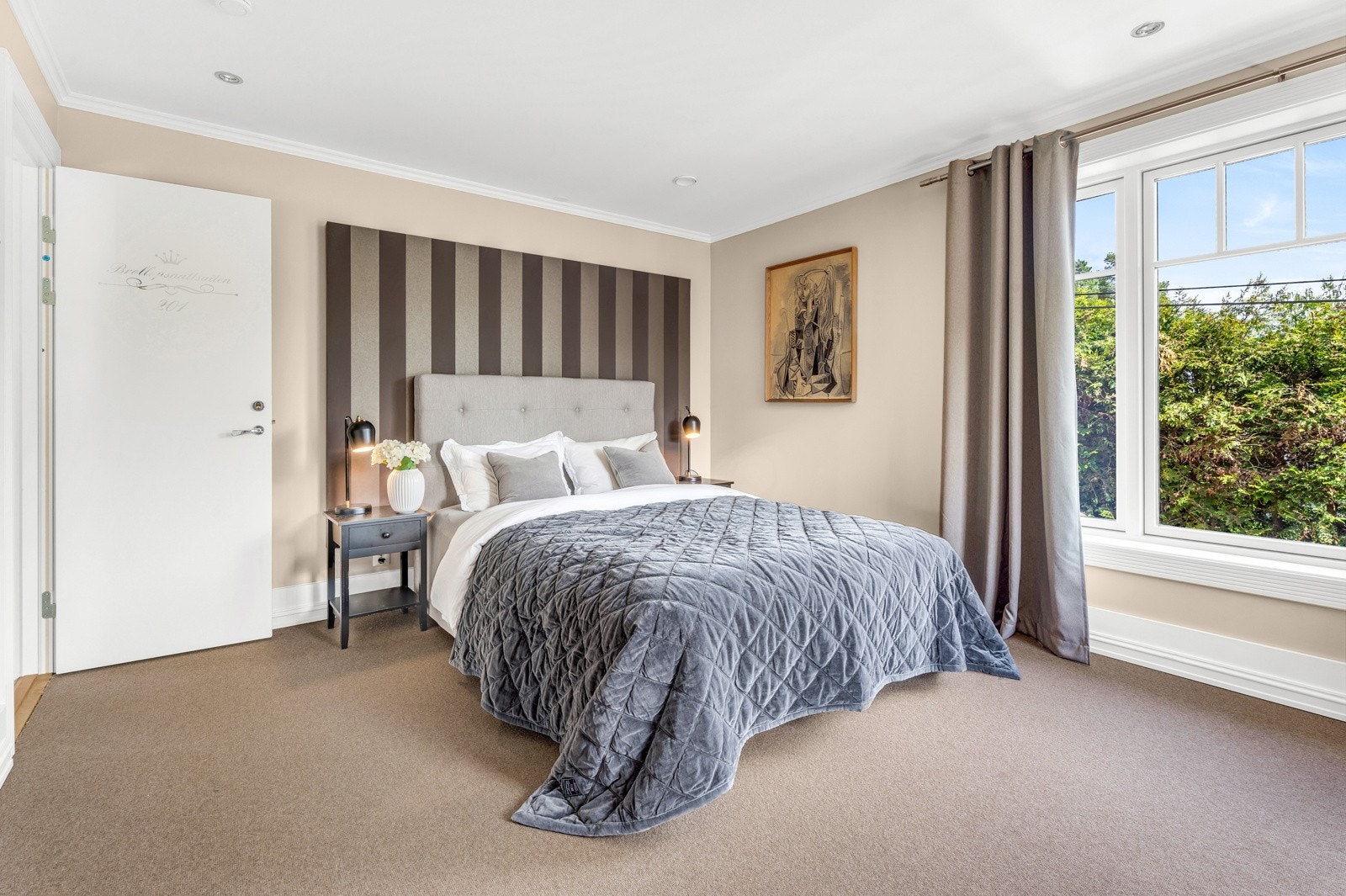 Romslig soverom med hyggelig utsyn og god plass til oppbevaring Galleribilde