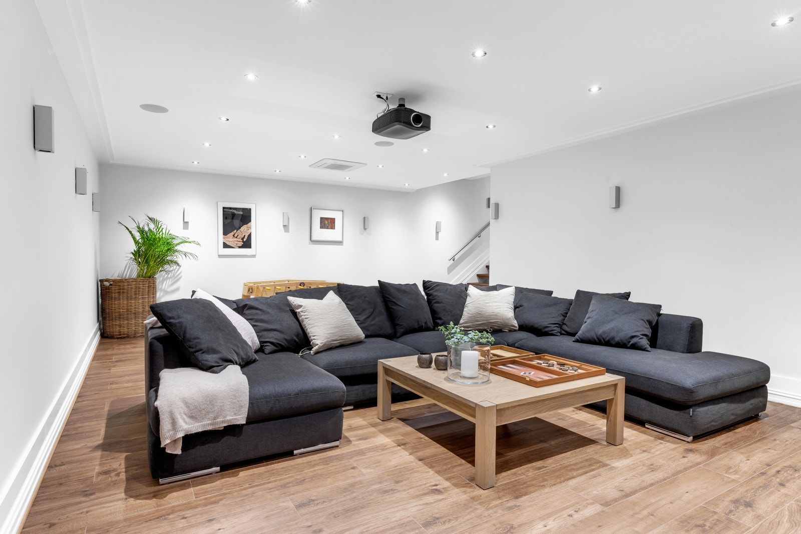 Det er god plass til romslig sittegruppe med tilhørende møblement Galleribilde