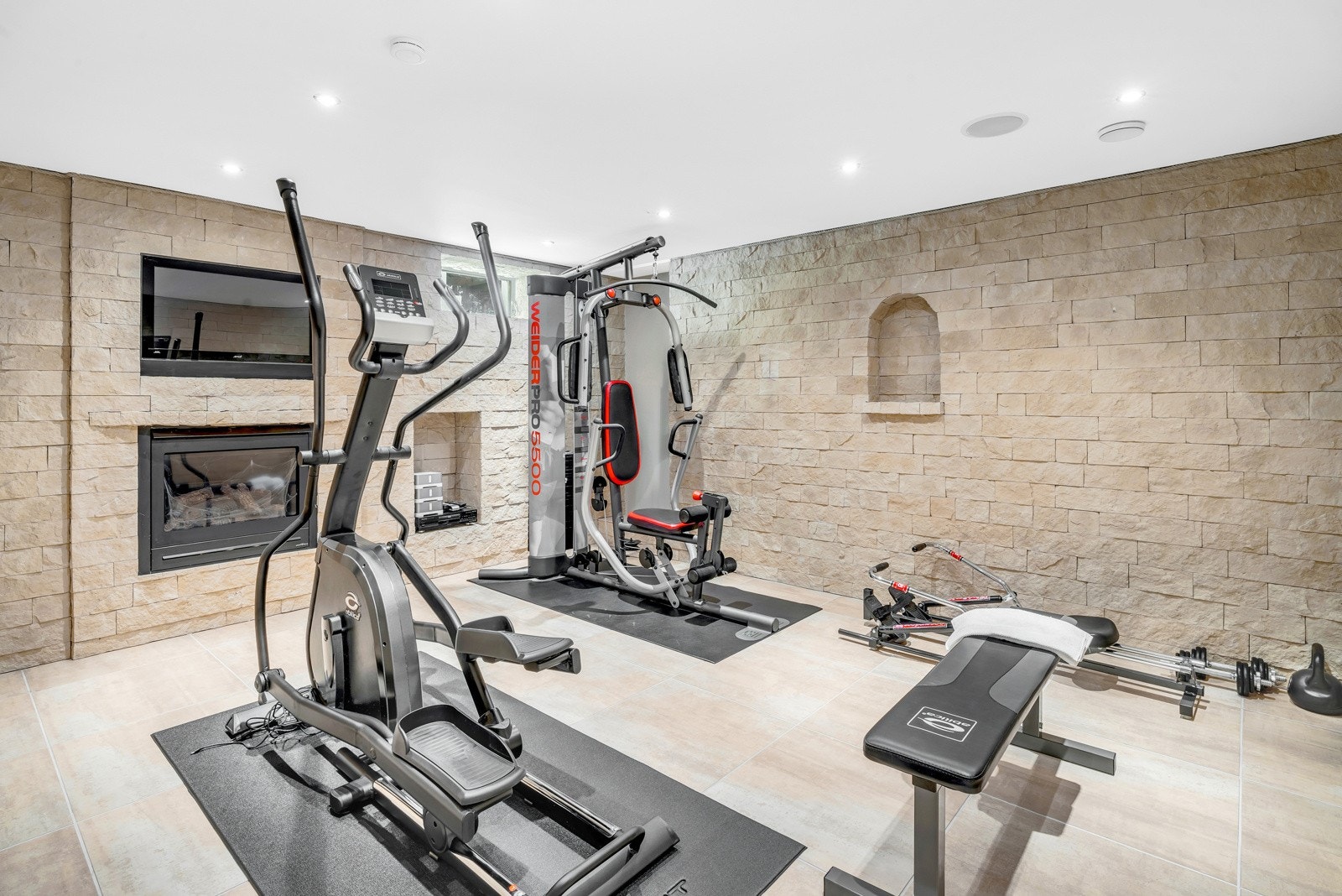 Svært praktisk trimrom som kan innredes med det en ønsker seg av treningsutstyr Galleribilde