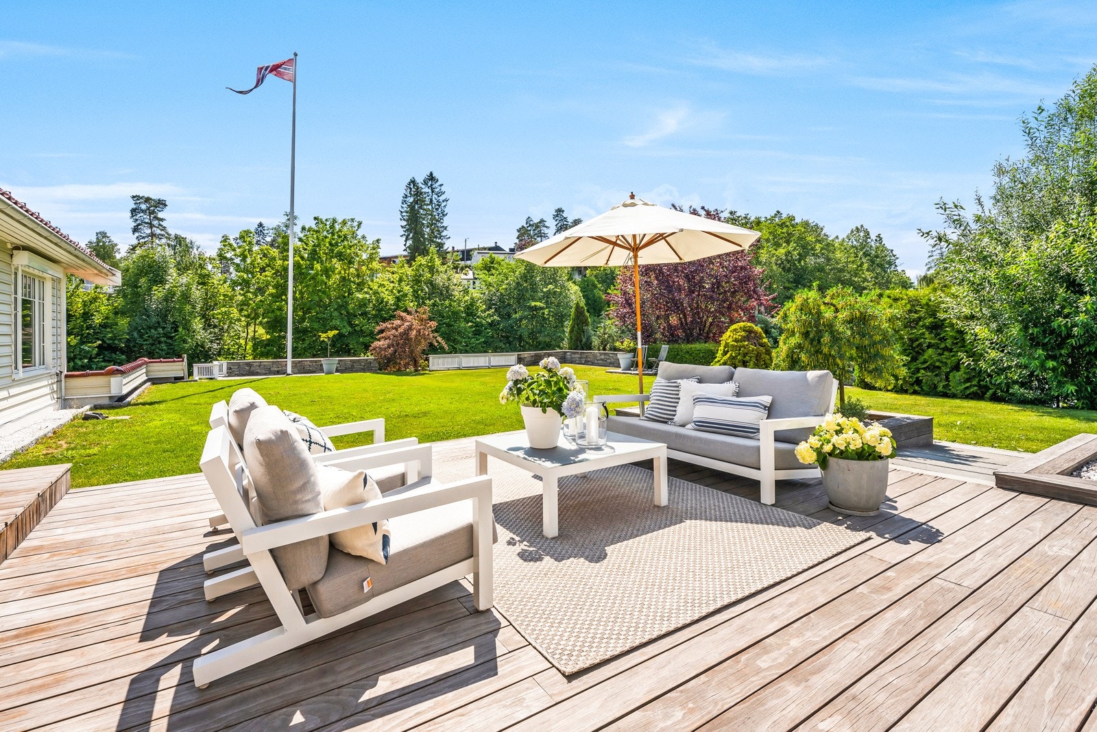 Det er gode solforhold og god plass til utemøblement Galleribilde