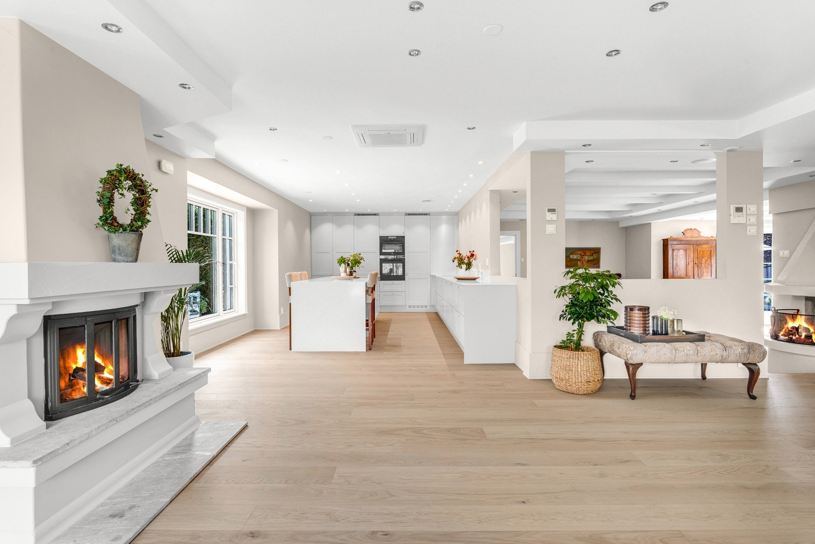 Åpen og luftig planløsning mot kjøkkenet fra den ene delen av stuen Galleribilde