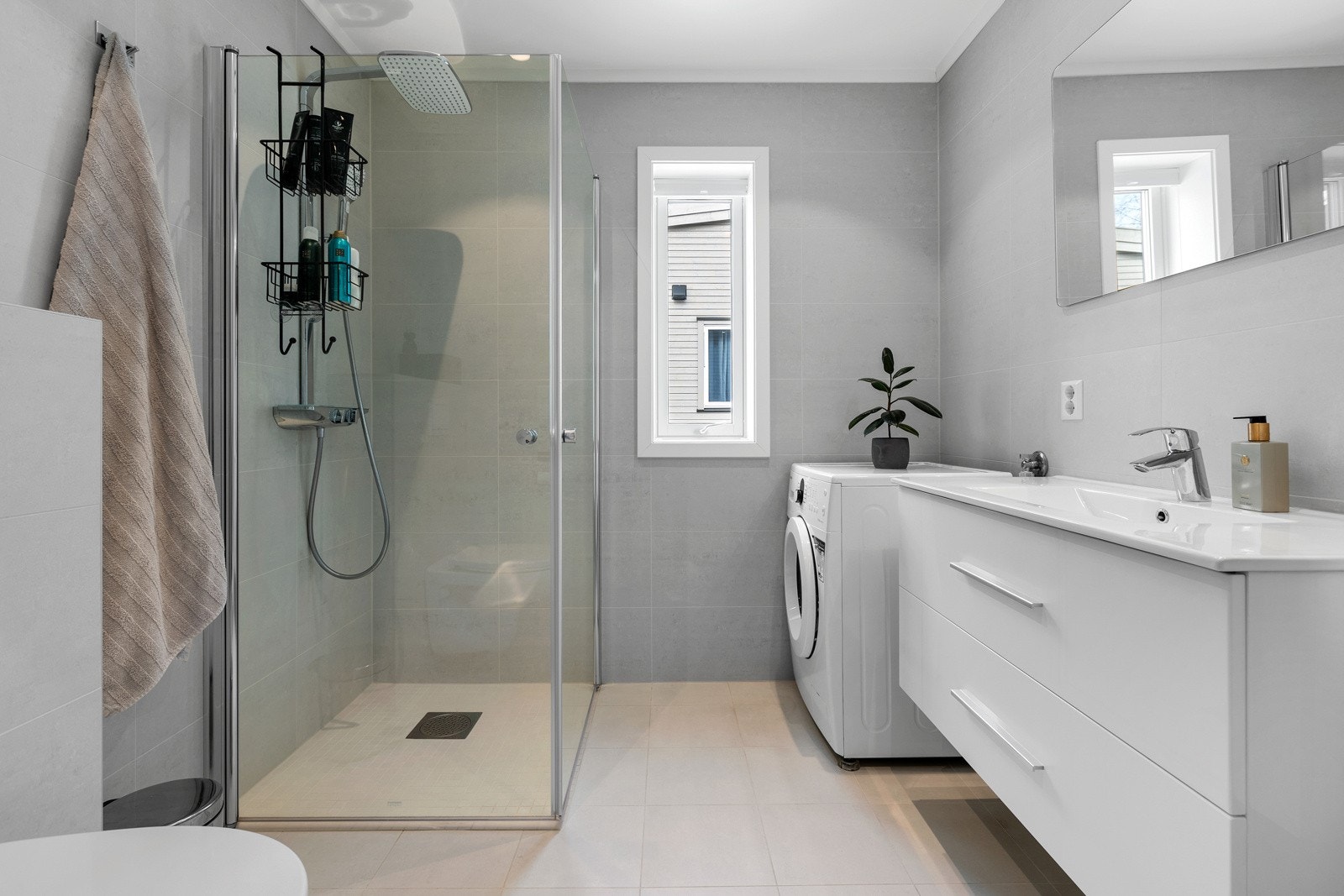 Dusjvegger i glass, opplegg for vaskemaskin. Galleribilde