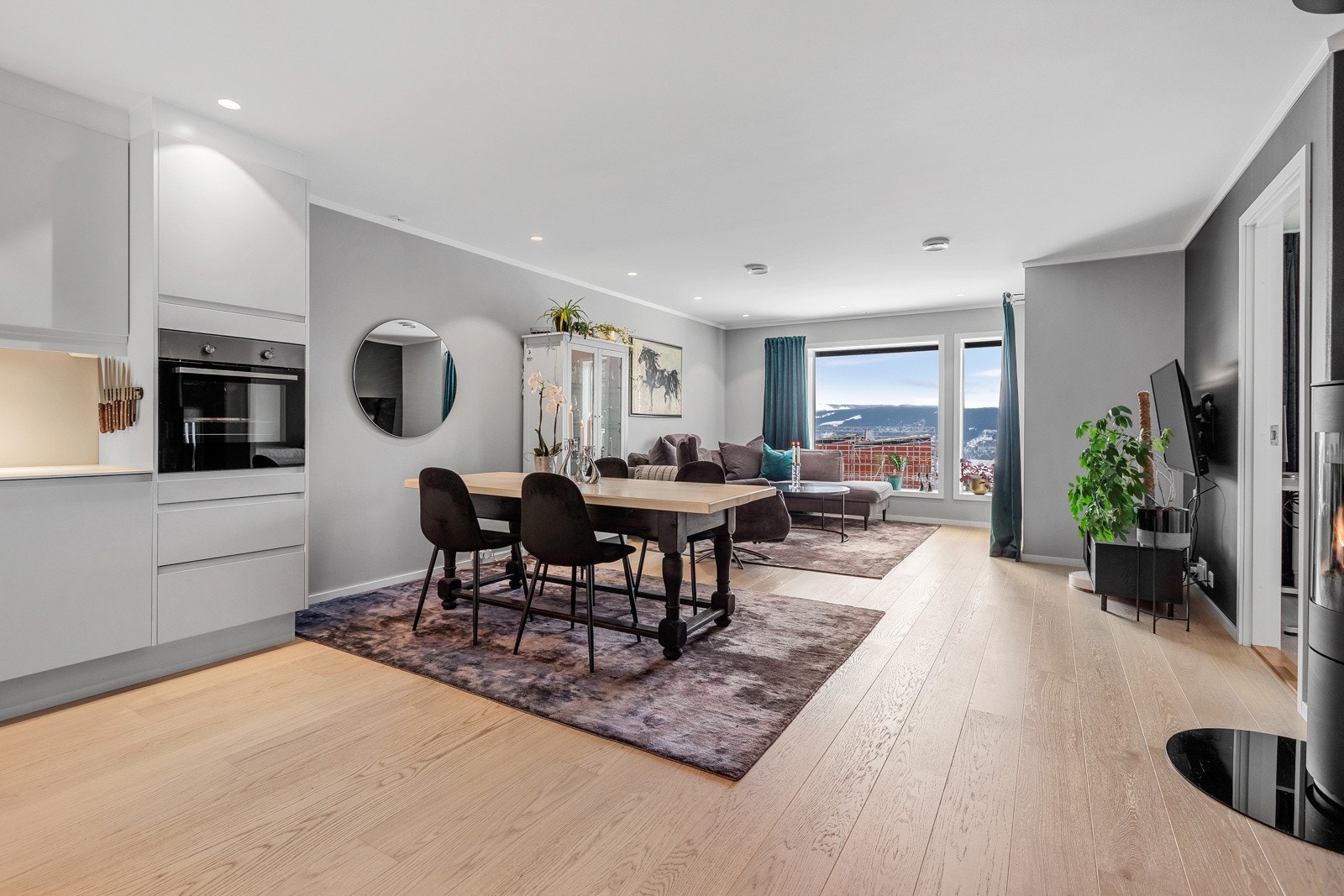 Lekkert og innholdsrikt kjøkken med god plass - åpen løsning til spiseplass. Galleribilde