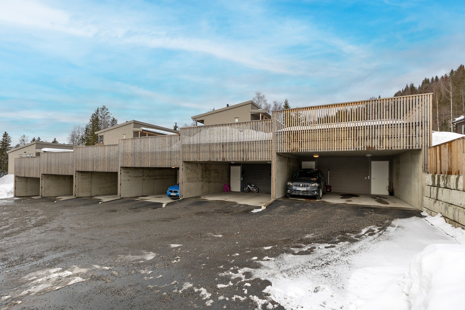 Leiligheten disponerer egen carportplass med utebod i tilknytning til denne. Galleribilde