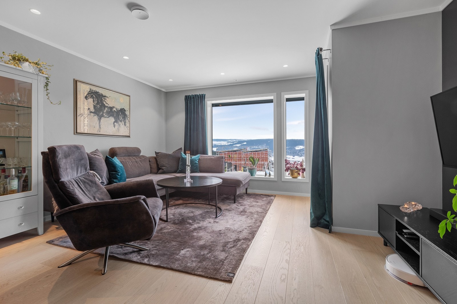 Fra stua er det tilgang til ett av soverommene i leiligheten. Galleribilde