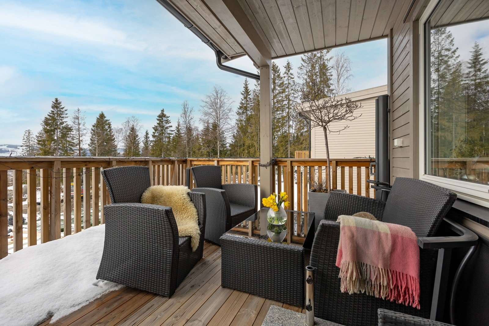 God plass for sittegruppe på verandaen. Galleribilde