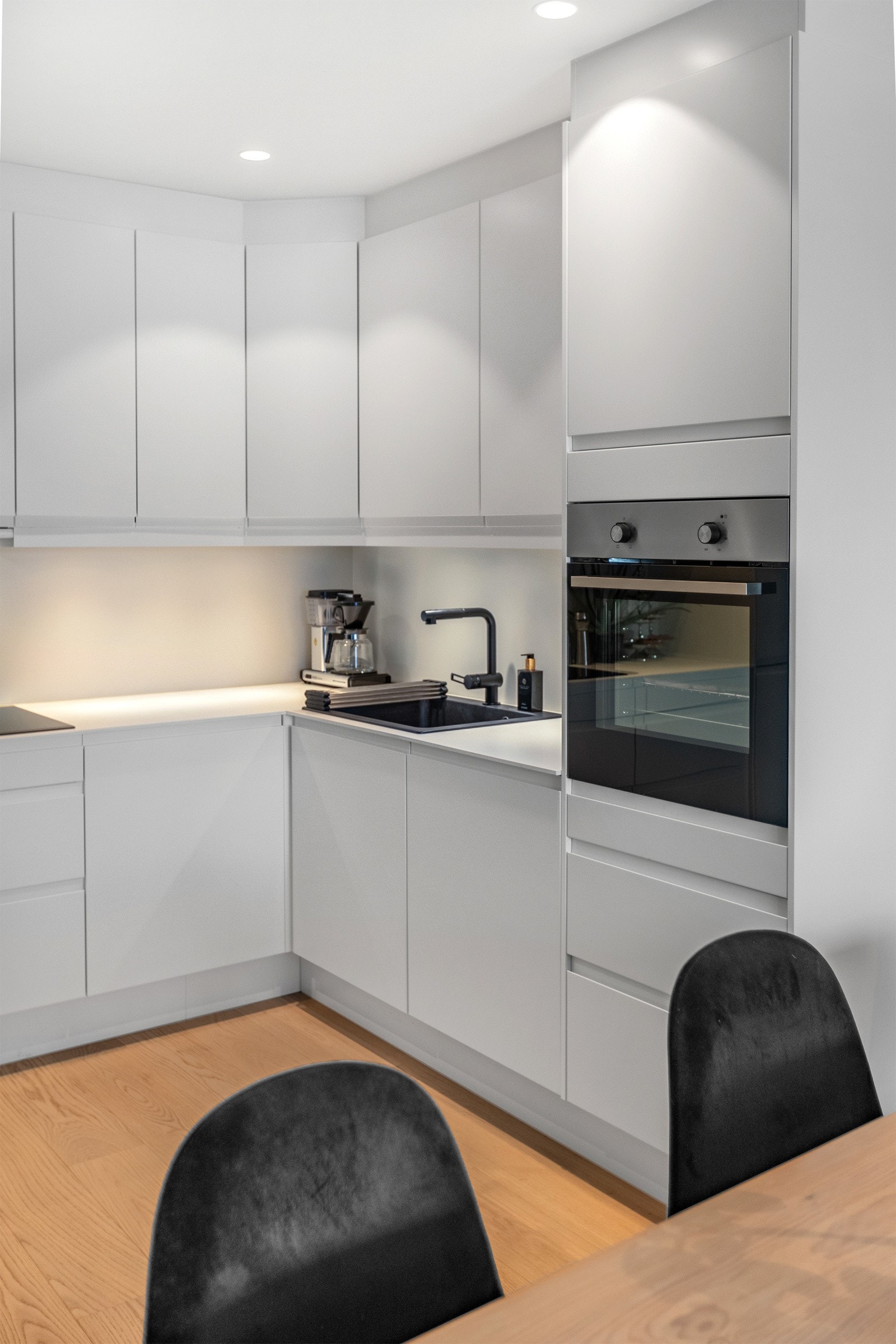 Takhøye overskap - innebygget stekeovn i god arbeidshøyde. Galleribilde