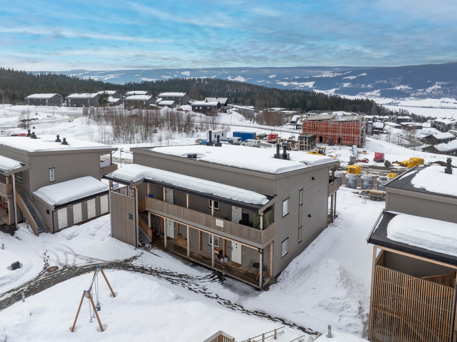 Leiligheten har adkomst fra felles område via trapp opp til svalgang og 2.etasje, og inn til boligen. Galleribilde