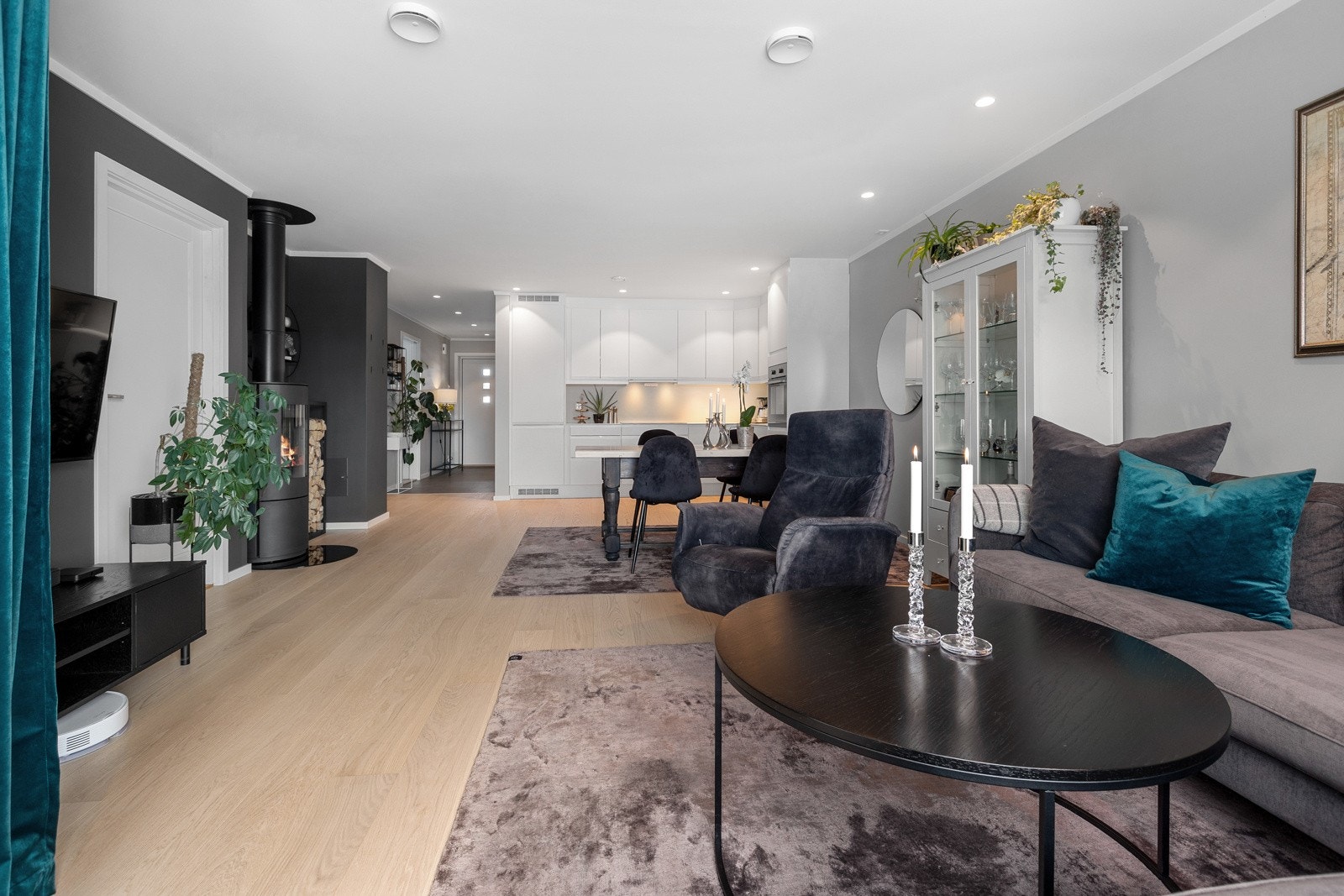 Downlights i deler av himling - gode møbleringsmuligheter på stue. Galleribilde