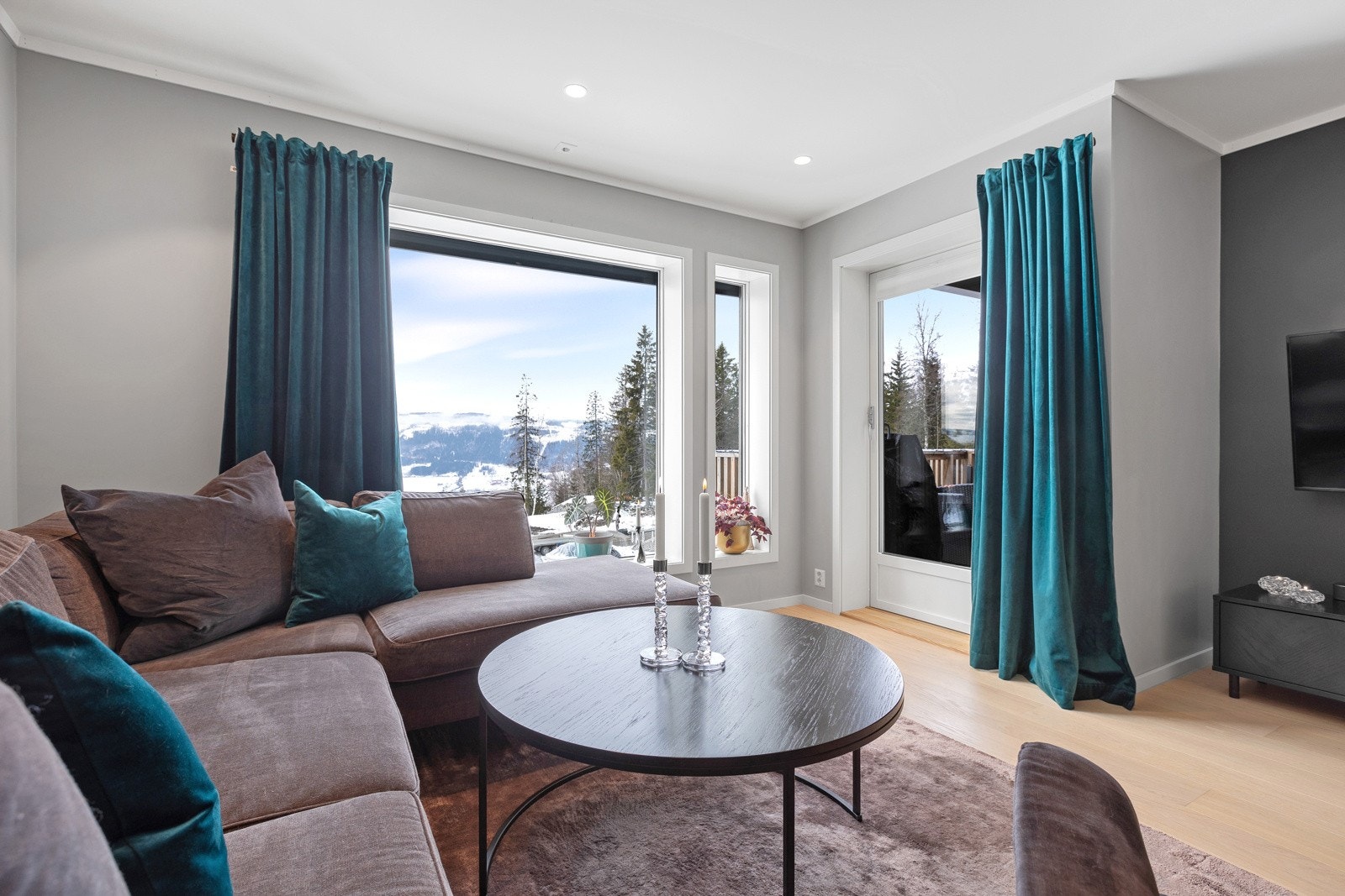 Fra stua er det utgang til dels overbygget veranda med god solgang. Galleribilde