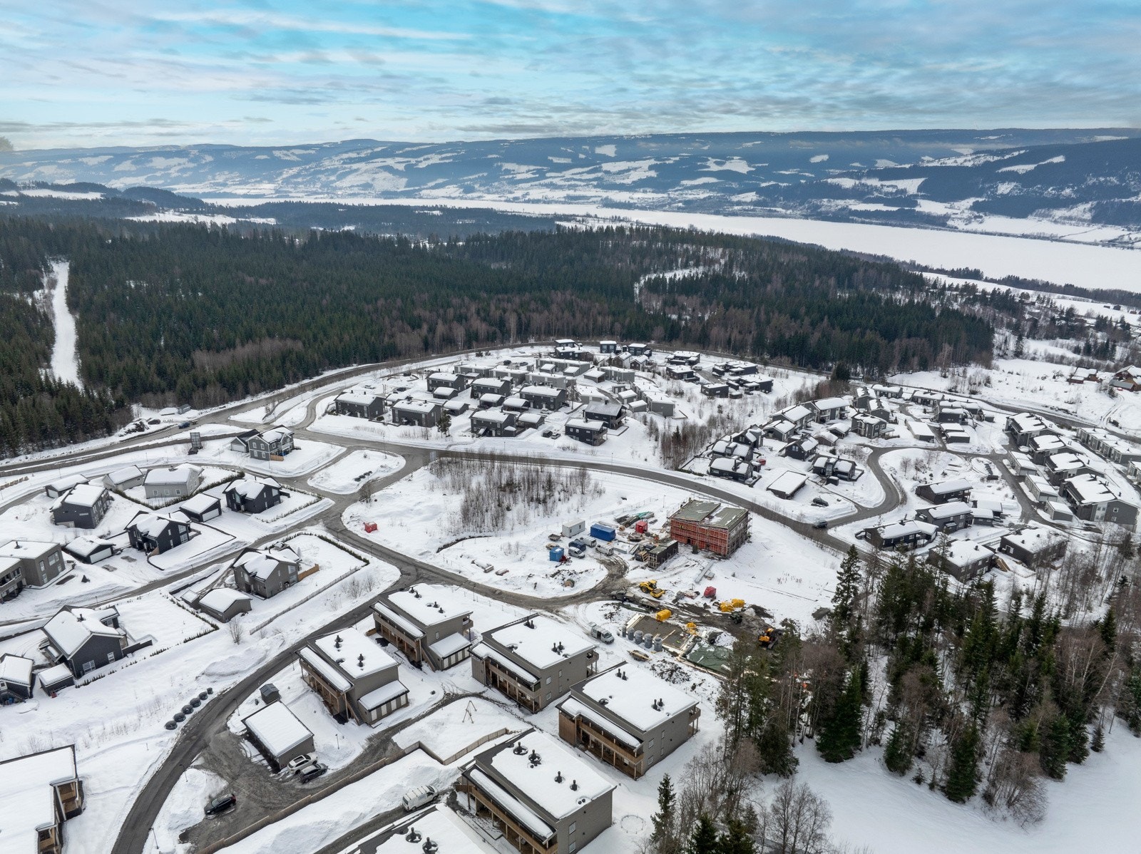 I nærområdet er det to lekeplasser og kunstgressbane. Dagligvarebutikker (KIWI og REMA 1000) på Søre Ål, samt apotek, Spenst Arena og bensinstasjon. Galleribilde