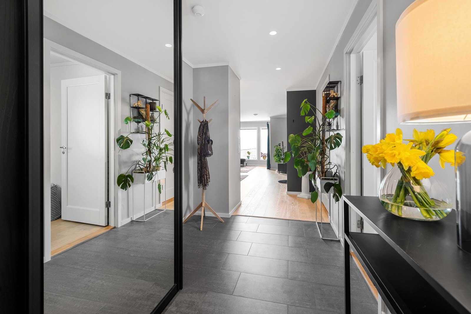 Fra entreen er det innsyn mot stue - gjennomgående lys i leiligheten. Galleribilde