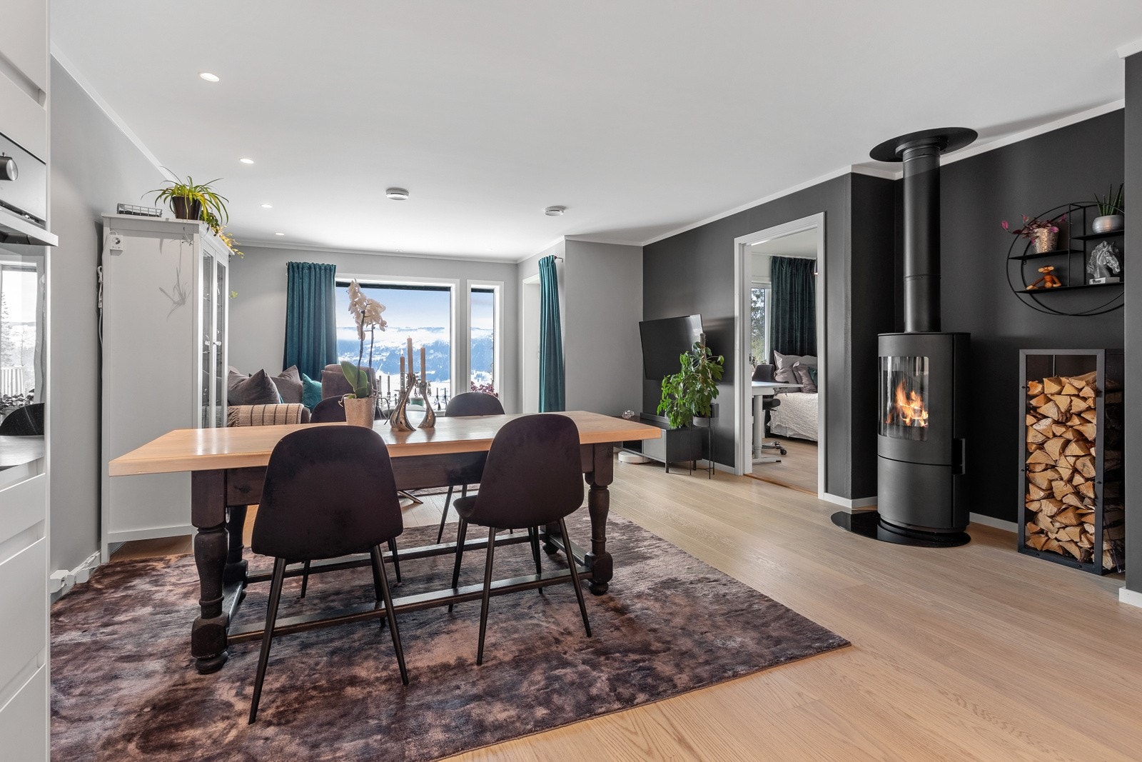 Åpent og lyst oppholdsrom, bestående av spisestue, kjøkken og stue. Galleribilde