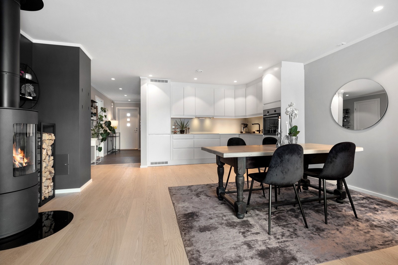 Utsyn mot vest, ned til nytt leilighetsprosjekt som er under oppføring. Galleribilde