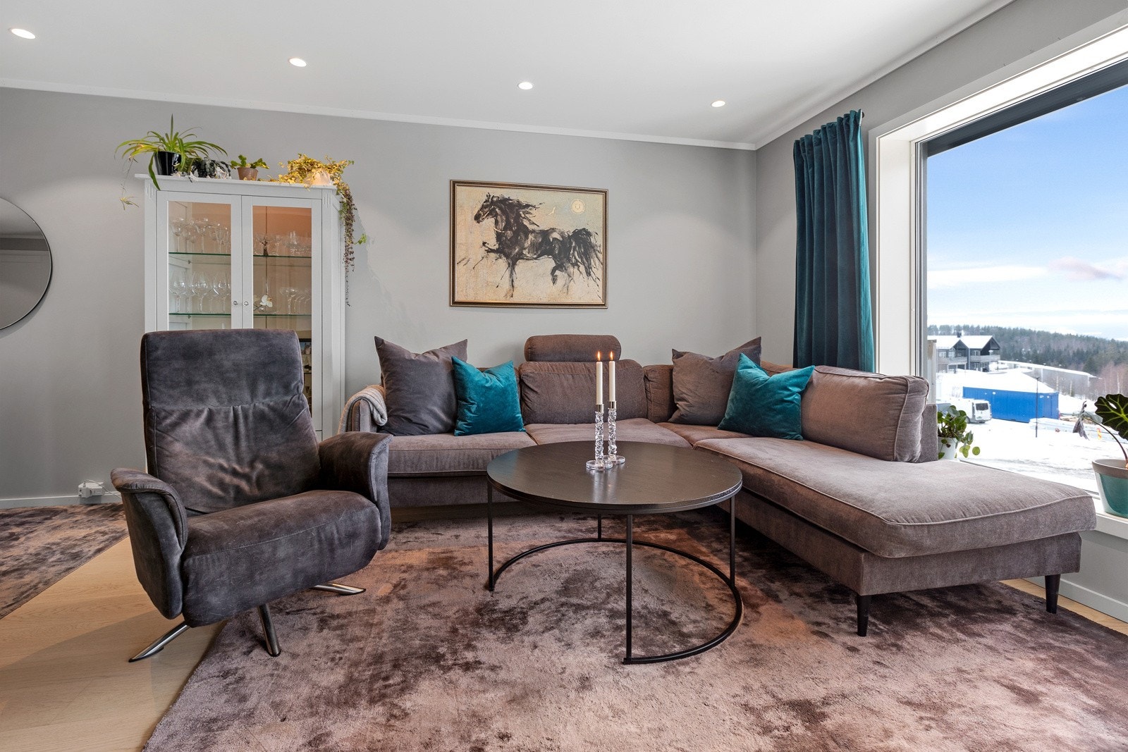 God plass for sofagruppe ved de vestvendte vindusflatene. Galleribilde