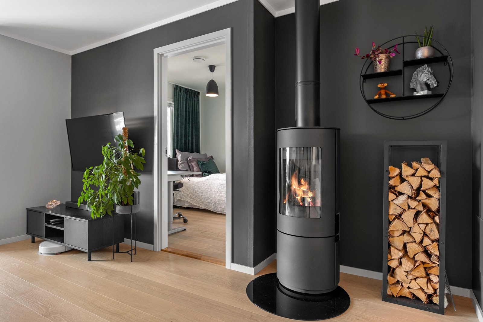 I tilknytning til stuen er det installert en moderne og god peisovn. Galleribilde