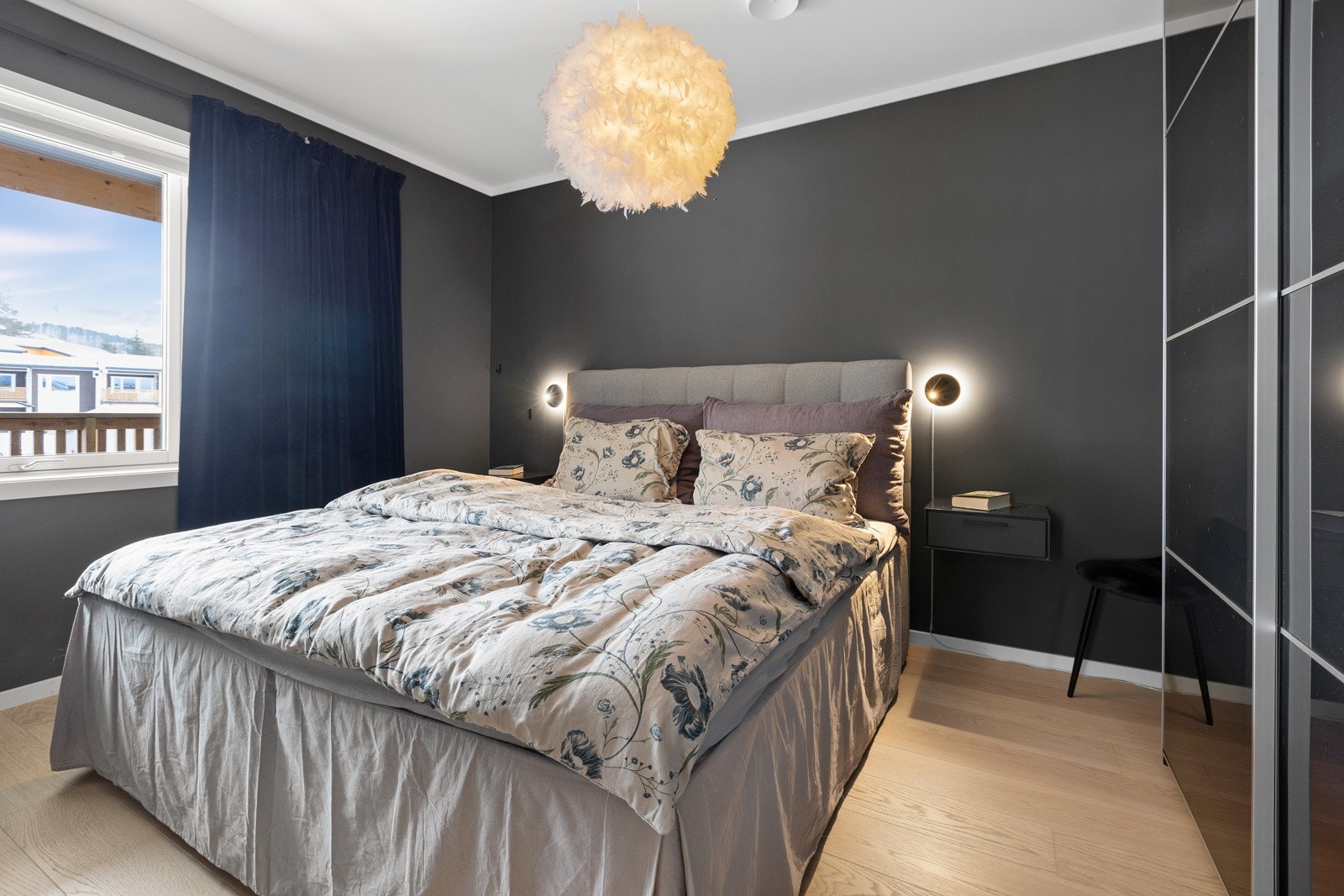 Leiligheten har 3 soverom - soverom 1 med god garderobeplass. Galleribilde