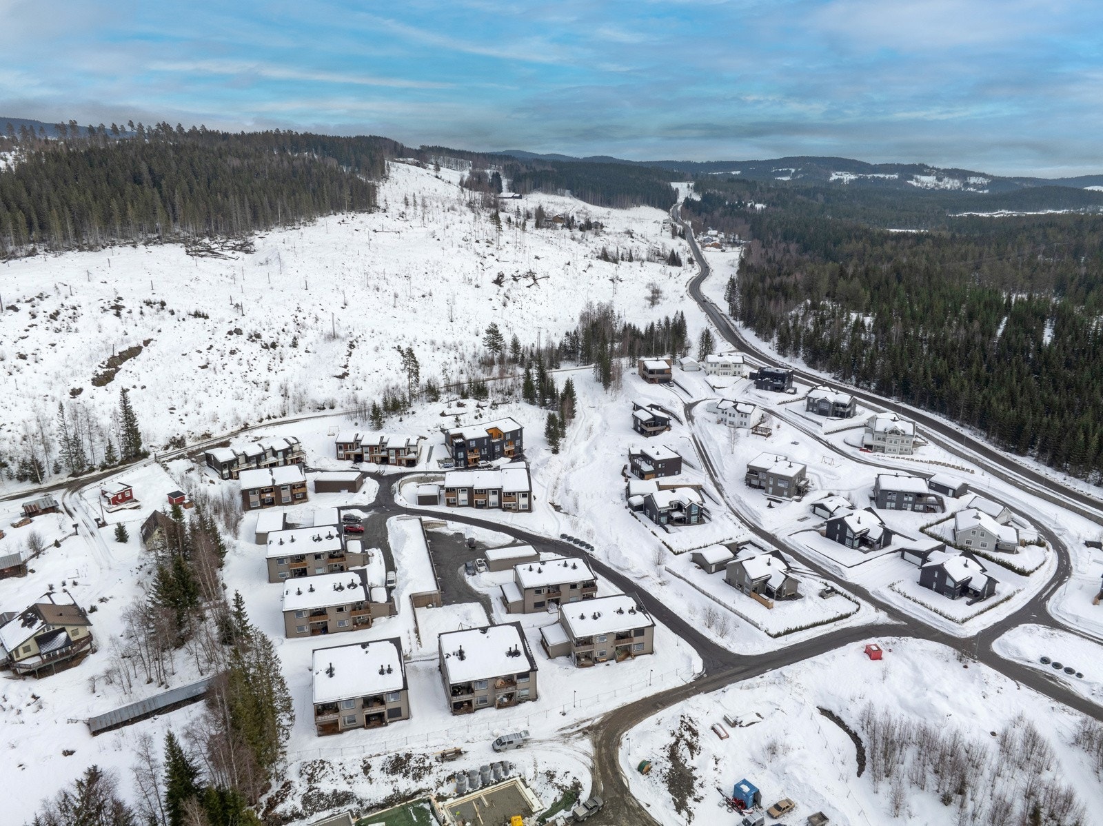 Innenfor kort avstand ligger også en flott kunstgressbane samt fint opparbeidet lekeplass. Galleribilde
