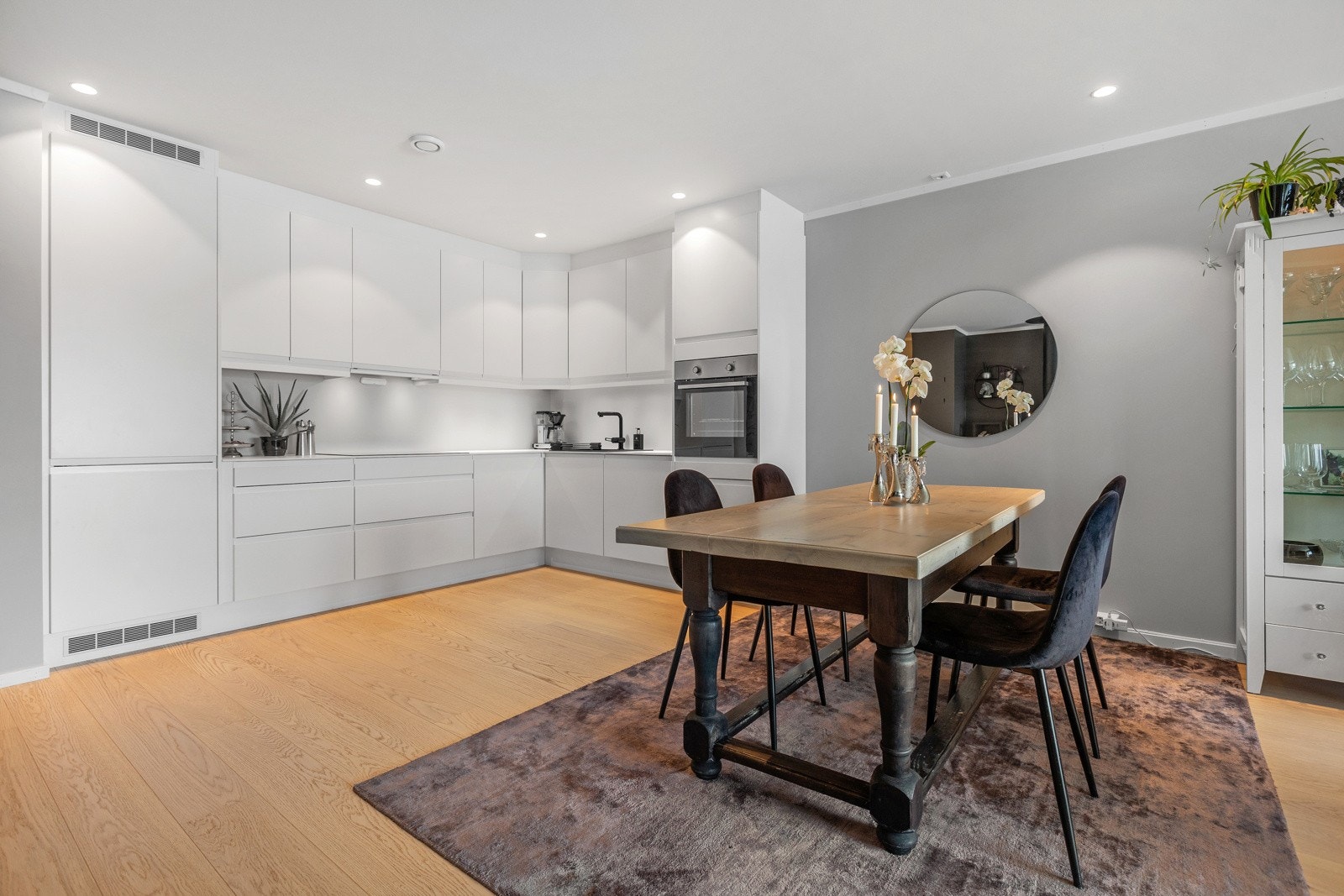 Spiseplassen er et naturlig skille mellom kjøkken og stue. Galleribilde