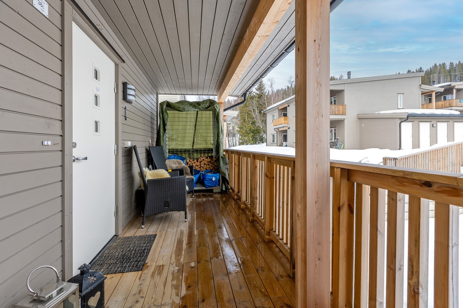 Overbygget inngangsparti med østvendt uteplass for morgensol. Galleribilde