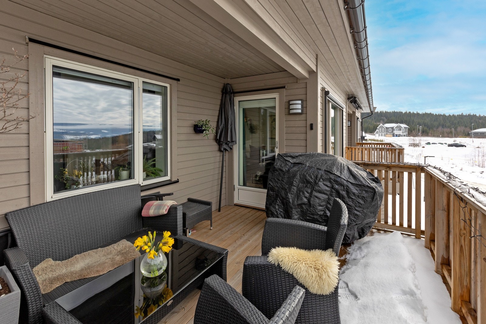 Dels overbygget uteplass med tilgang fra stue. Galleribilde