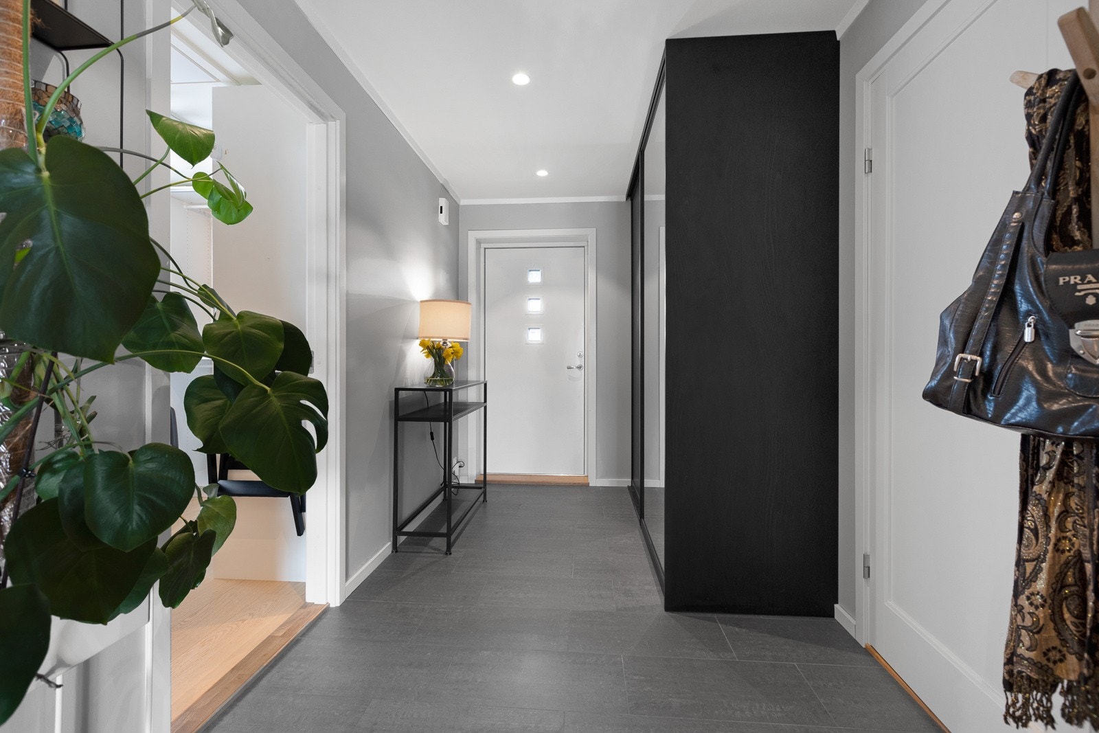 Velkommen inn - romslig og god entre med flislagt gulv med varmekabler. Galleribilde