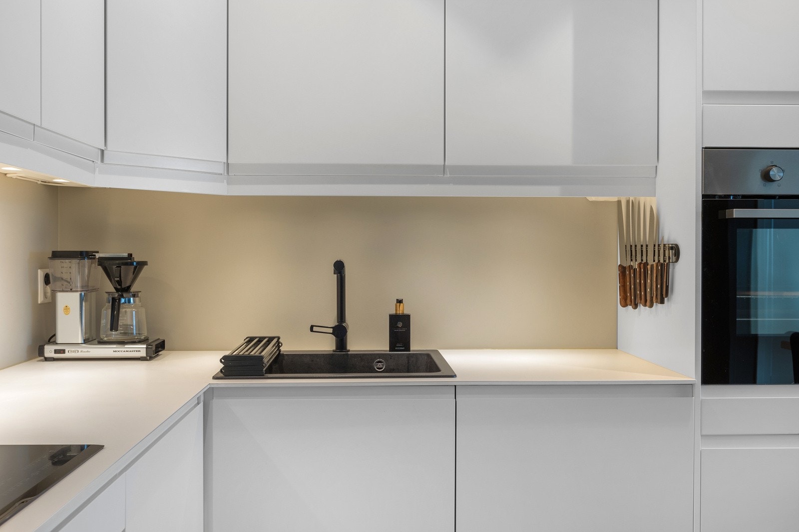 Nedsenket oppvaskkum - innebygget platetopp. Galleribilde