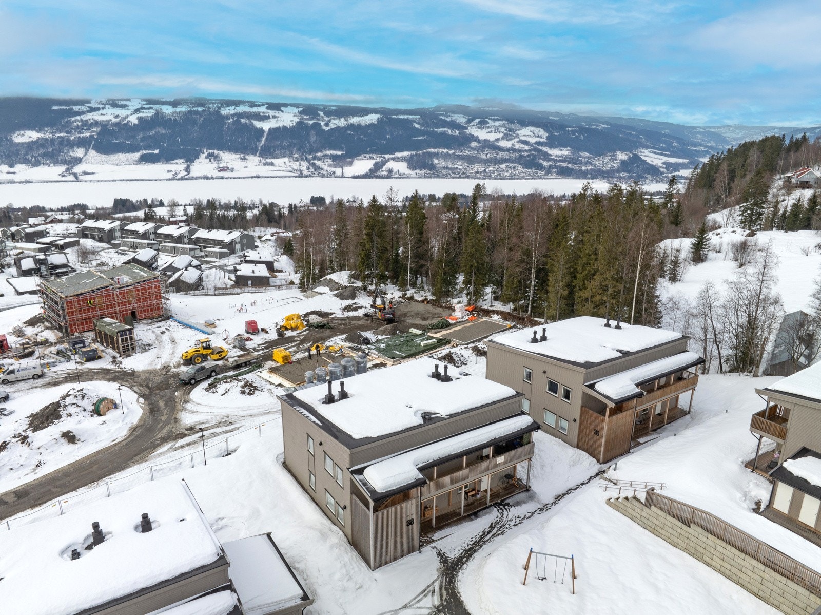 Galterudskogen 38C ligger i et nyere og attraktiv boligfelt i Søre Ål, ca. 4 km sør for Lillehammer sentrum. Galleribilde