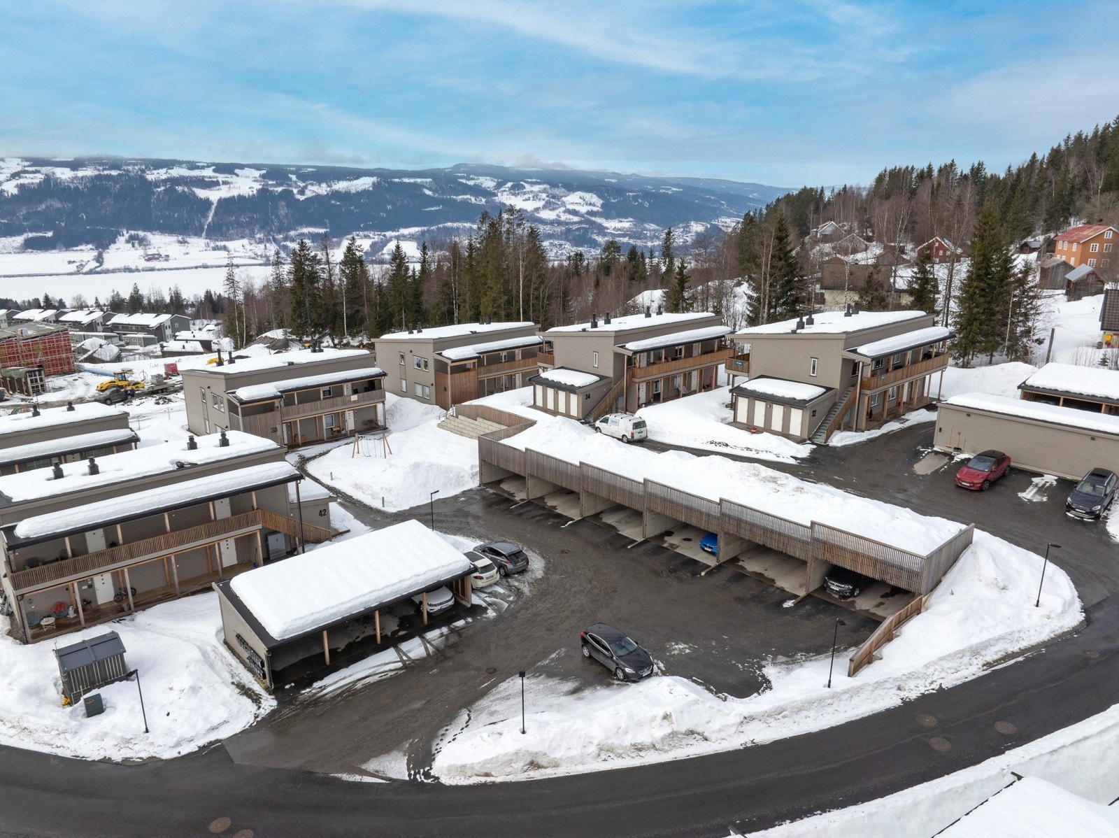 Beliggenheten er meget barnevennlig med kort avstand til skoler og flere barnehager i nærheten, bl.a. Engesvea og Hagehaugen. Galleribilde