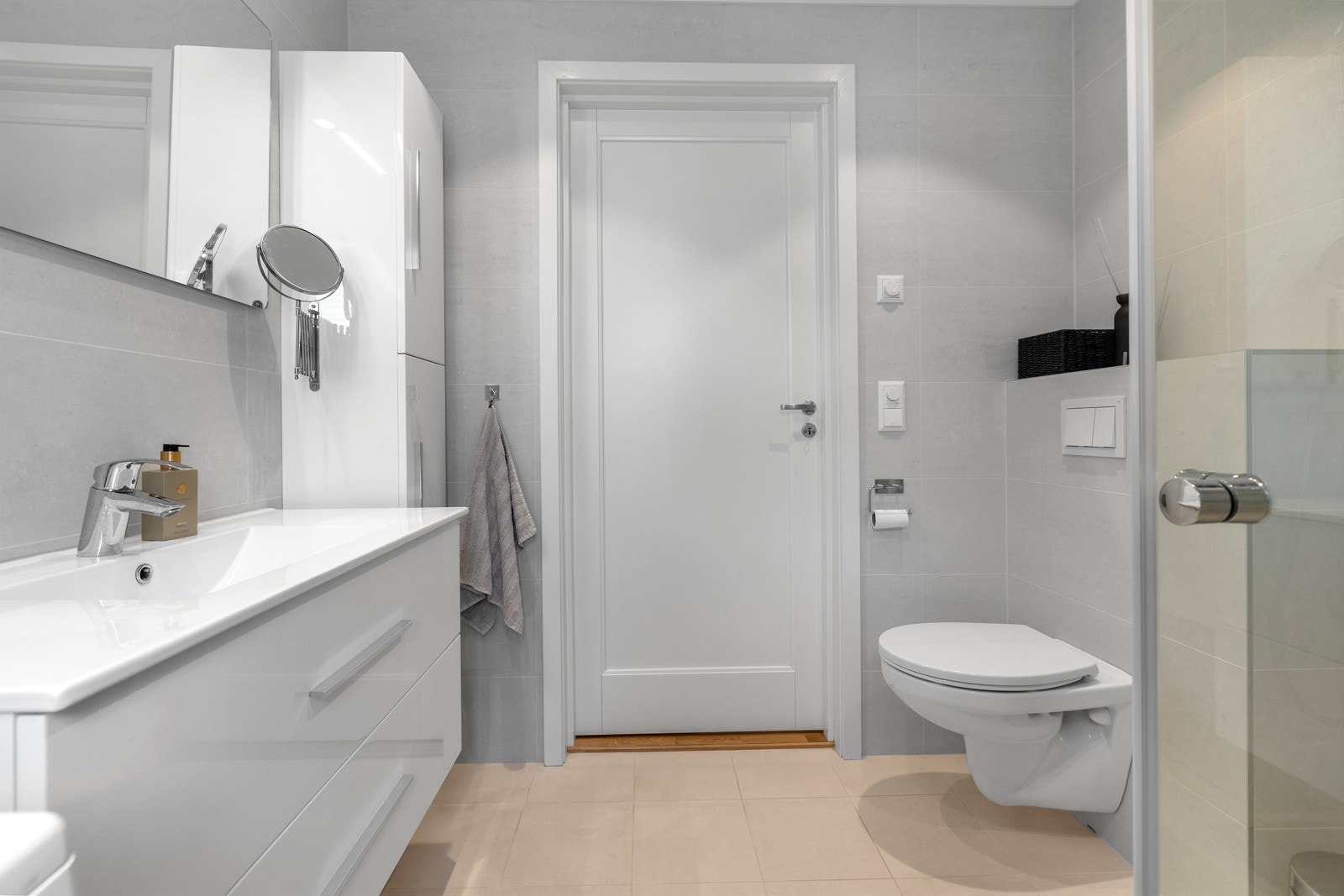 Flislagt bad med varmekabler i gulv, vegghengt wc, innredning med speil og belysning. Galleribilde