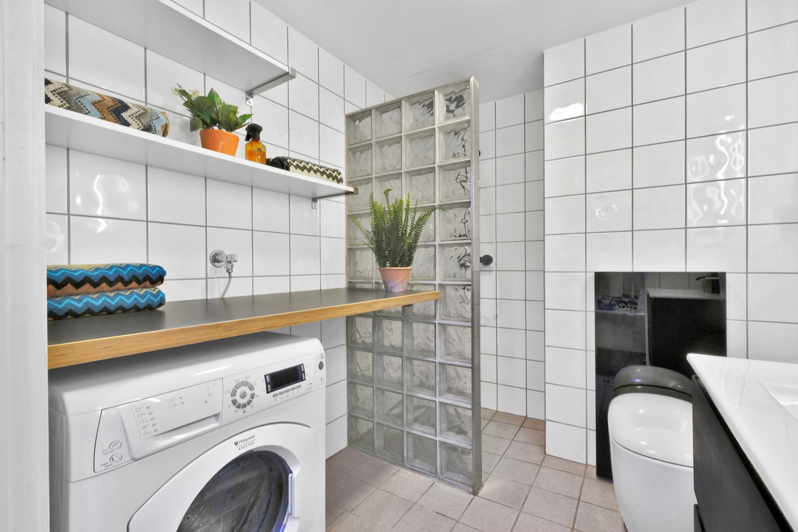 Lyst og flislagt baderom på 4 kvm. Galleribilde