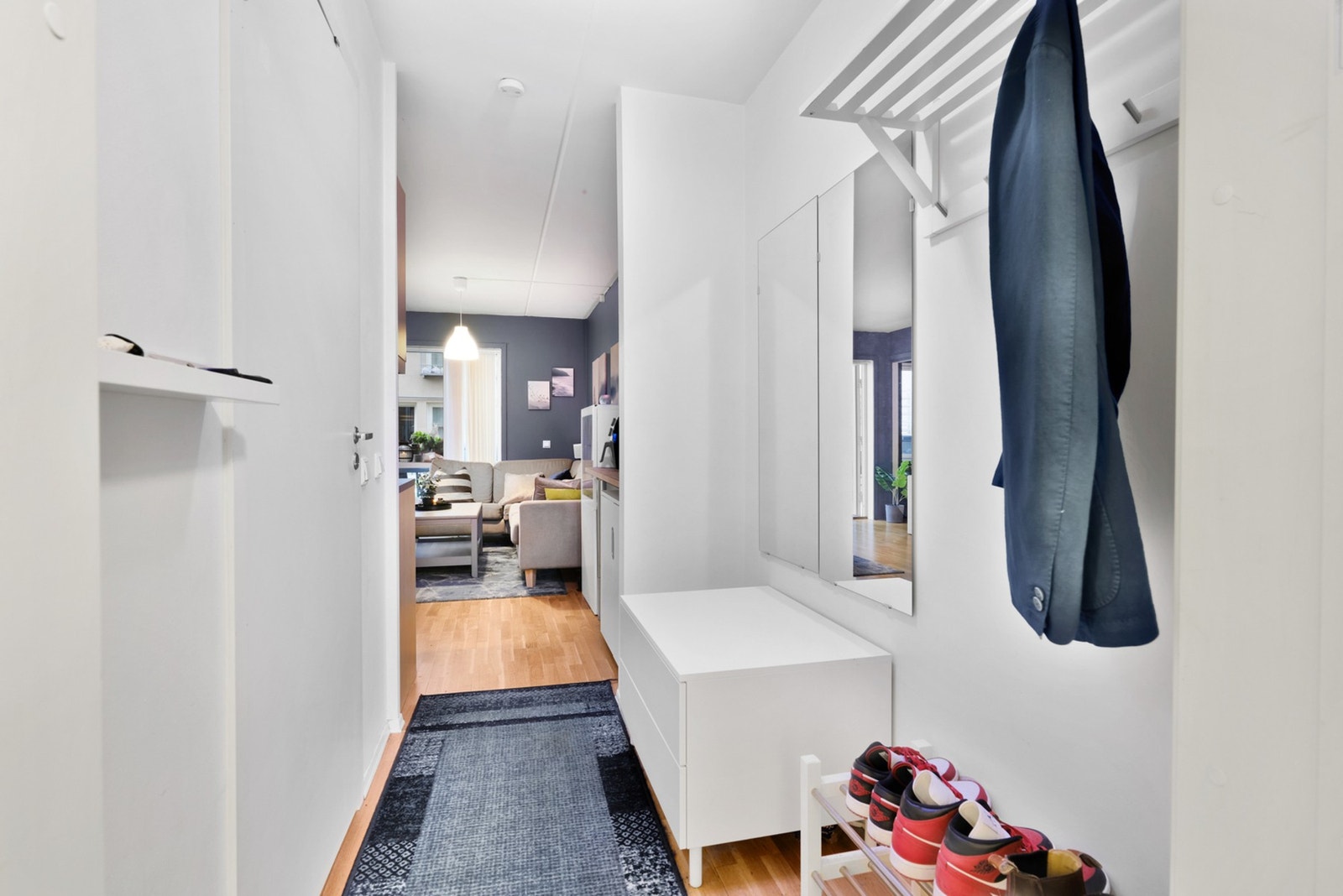 Lyst inngangsparti med god plass til oppheng av klær og skotøy. Galleribilde