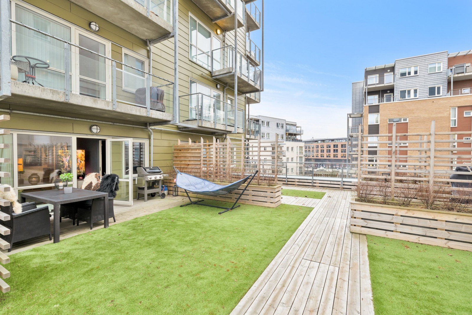 Fra terrassen har man direkte tilgang til felles takterrasse for beboerne. Galleribilde