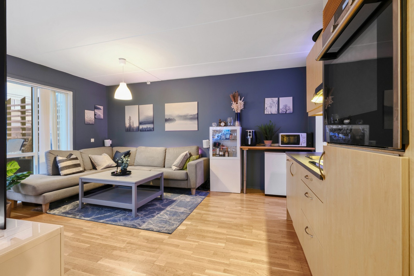 Leiligheten har en åpen stue/kjøkken-løsning på 20 kvm. Leiligheten oppvarmes av fjernvarme. Galleribilde