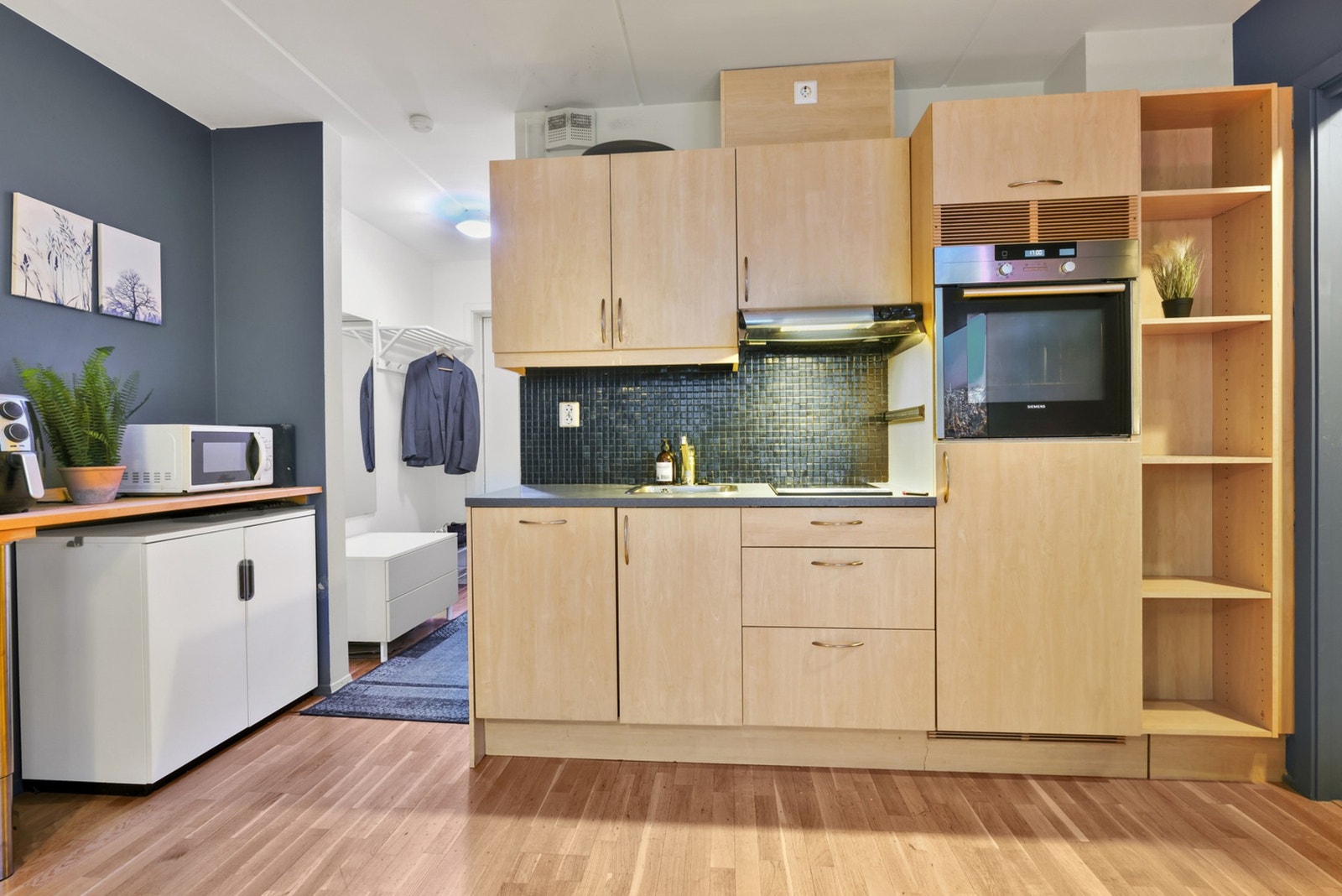 Flott kjøkken med integrerte hvitevarer. Galleribilde