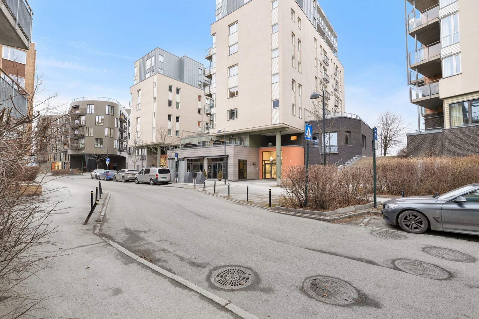 Leiligheten ligger plassert på populære Solsiden med kort avstand til både restauranter, shopping og båtmarina. Galleribilde