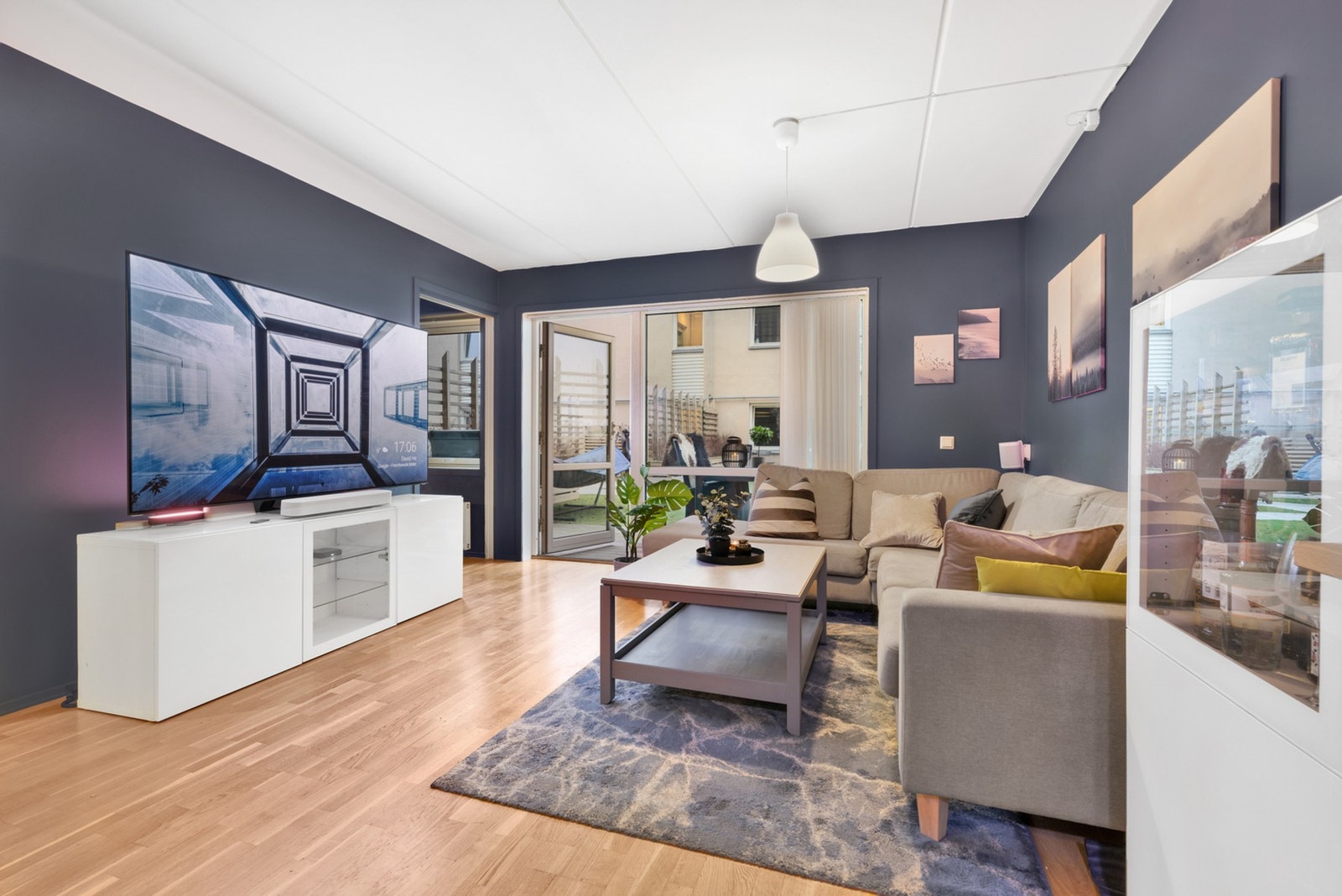 Her får du en flott leilighet i 3.etg med god beliggenhet i bygget. Galleribilde