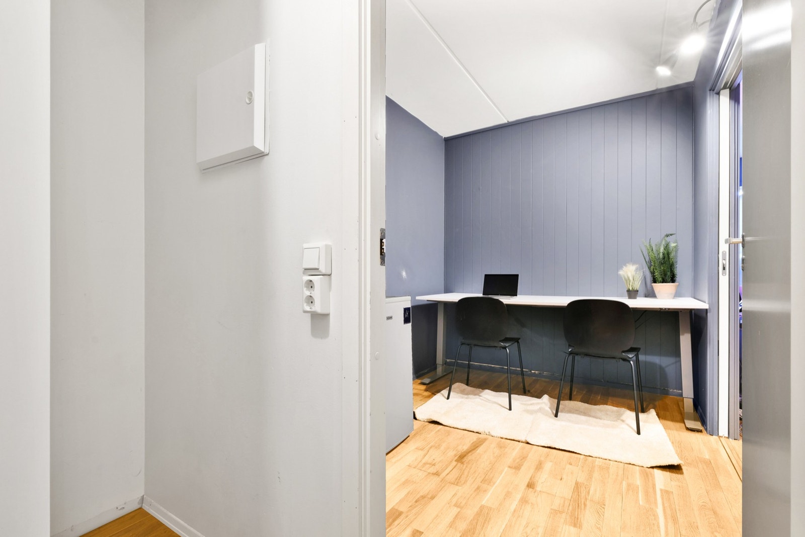 Fra kontoret har man tilgang til garderobe/bod. Galleribilde