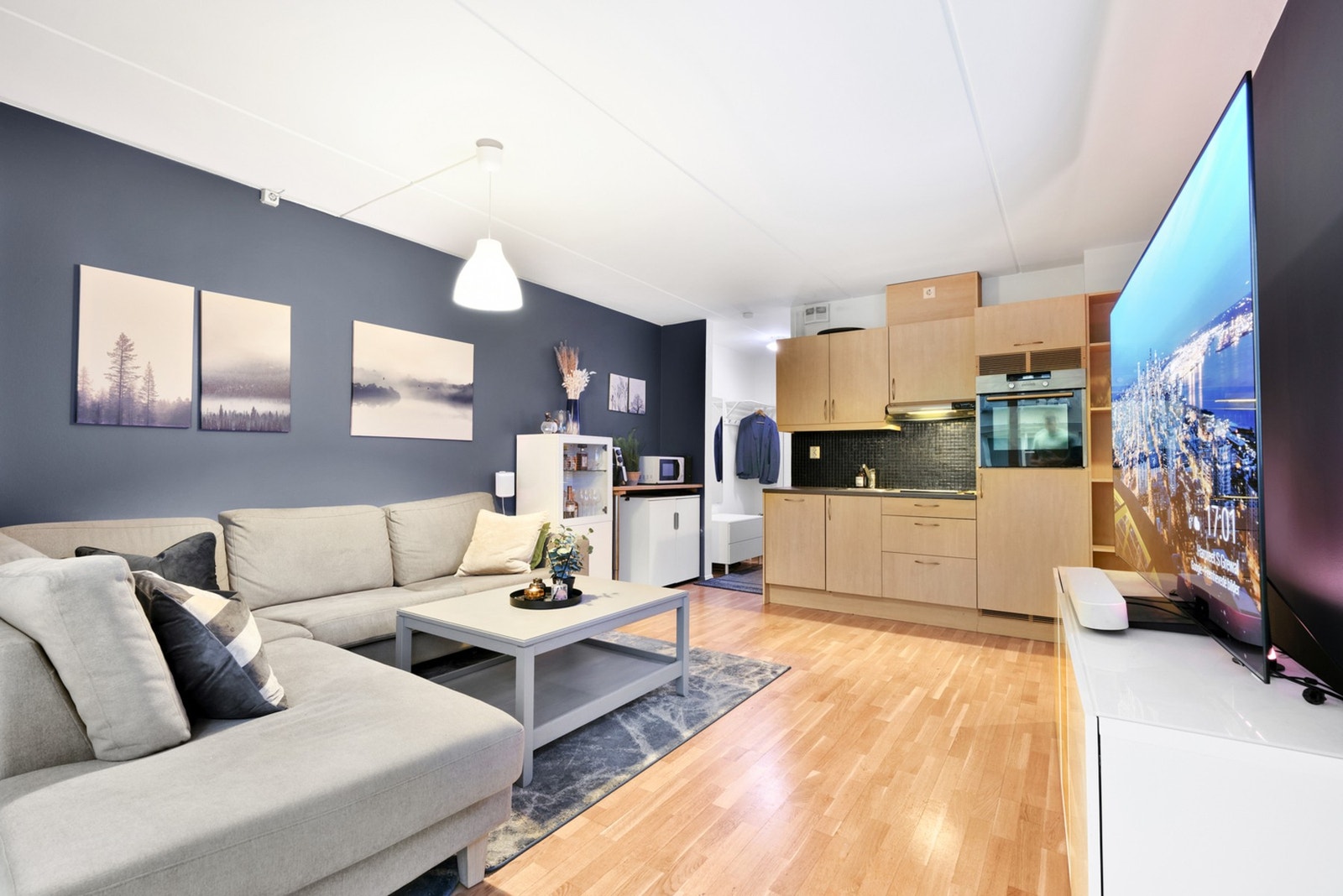 Flott stue som er lett å innrede med sofagruppe og spisebord. Galleribilde