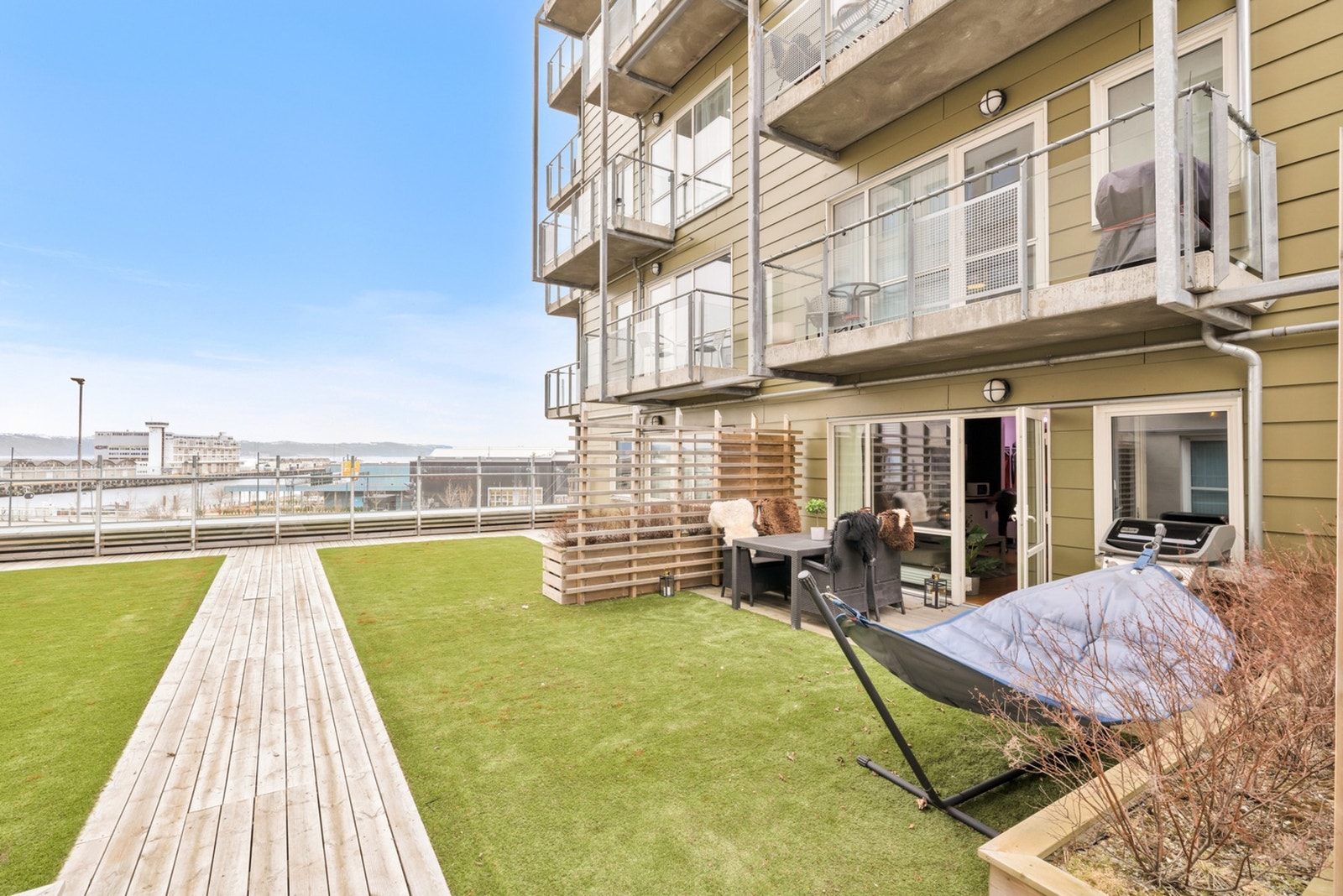 Leiligheten har direkte utgang til herlig terrasse på 18 kvm som er ypperlig å benytte i sommerhalvåret. Galleribilde