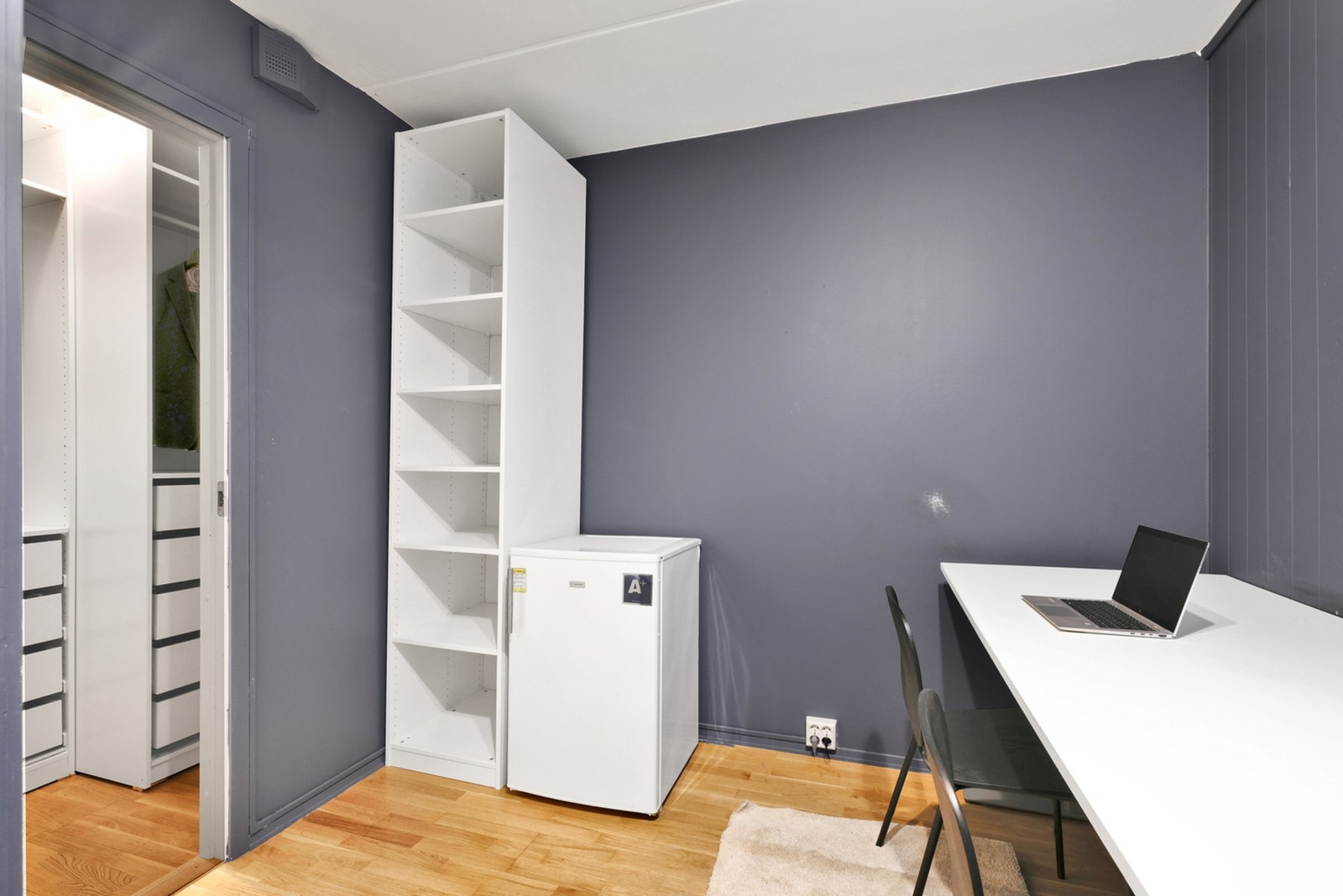 Praktisk kontor på 6 kvadratmeter. Galleribilde