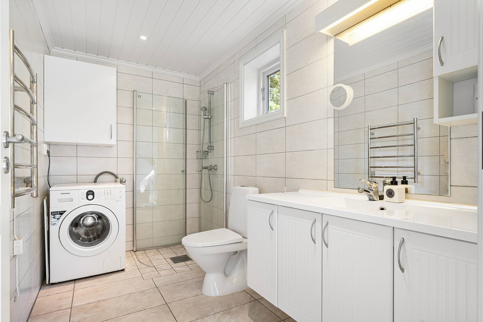 Hytta har et flislagt bad med varmekabler. Badet er innredet med servant med underskap, speil med belysning, toalett og dusj. Galleribilde