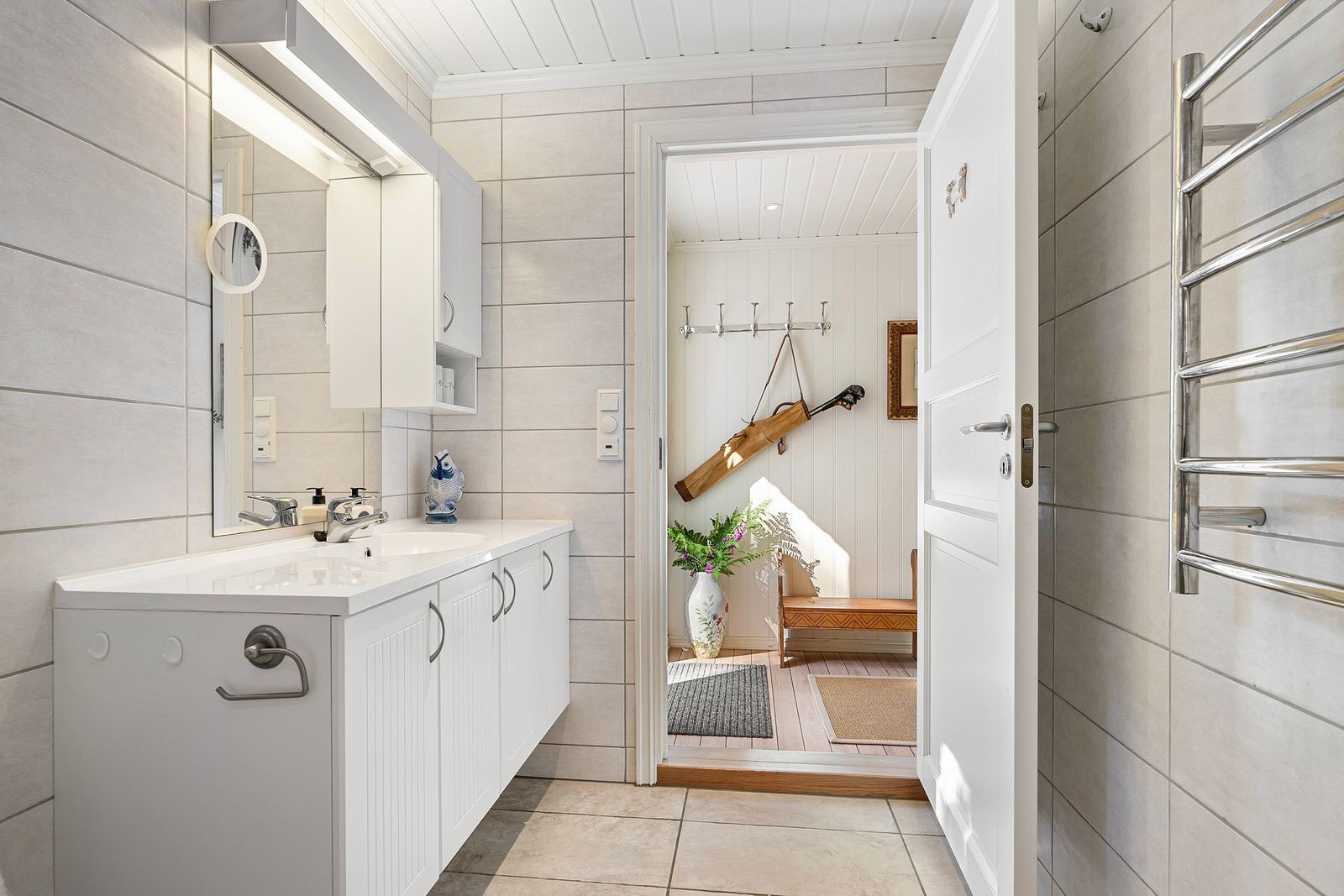 Badet har opplegg for vaskemaskin/tørketrommel. Galleribilde