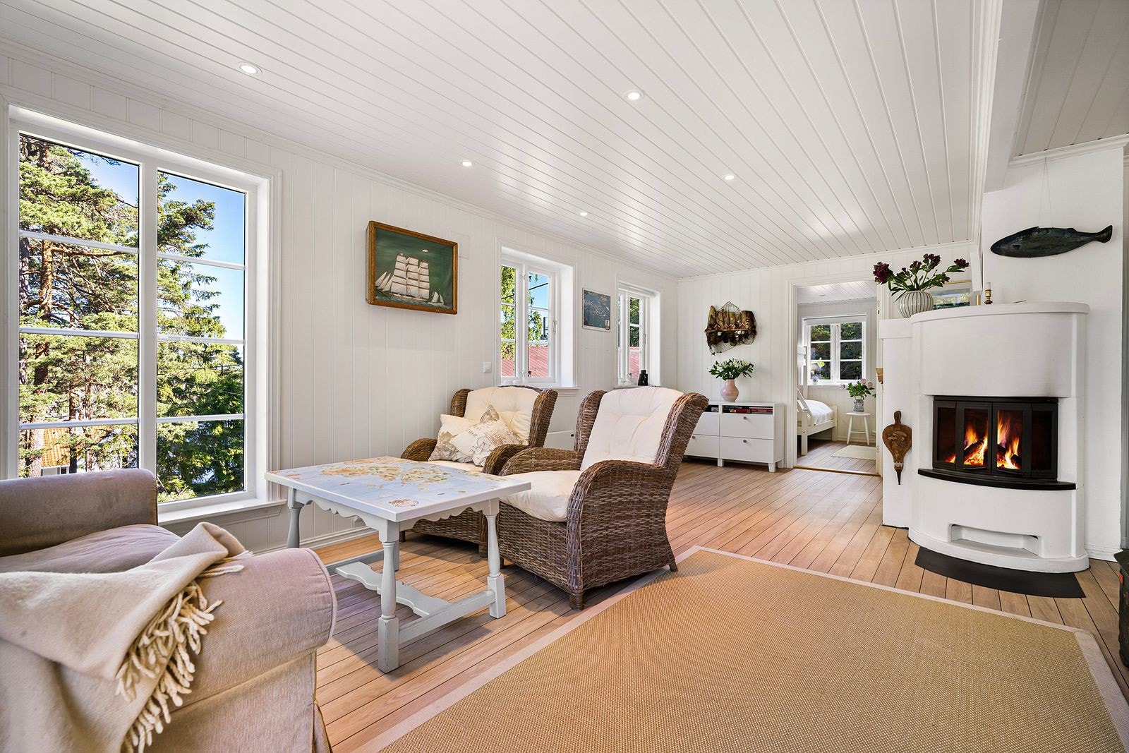 Stuen oppleves lys og romslig med store vindusflater som slipper inn godt med sollys. Galleribilde