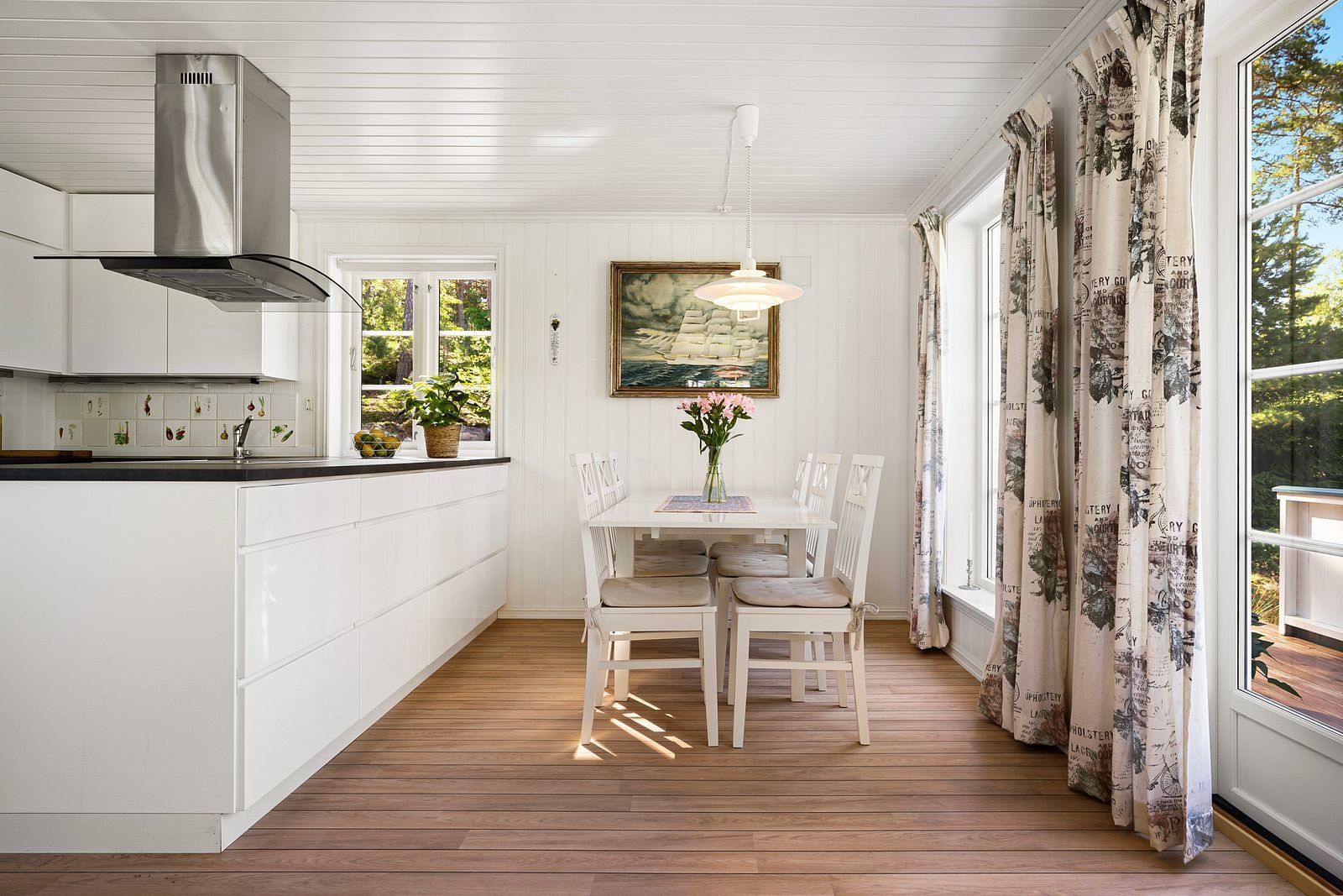 Hytta har en romslig spisestue med god plass til langbord. Her vil måltidene med familie og gjester smake ekstra godt! Galleribilde